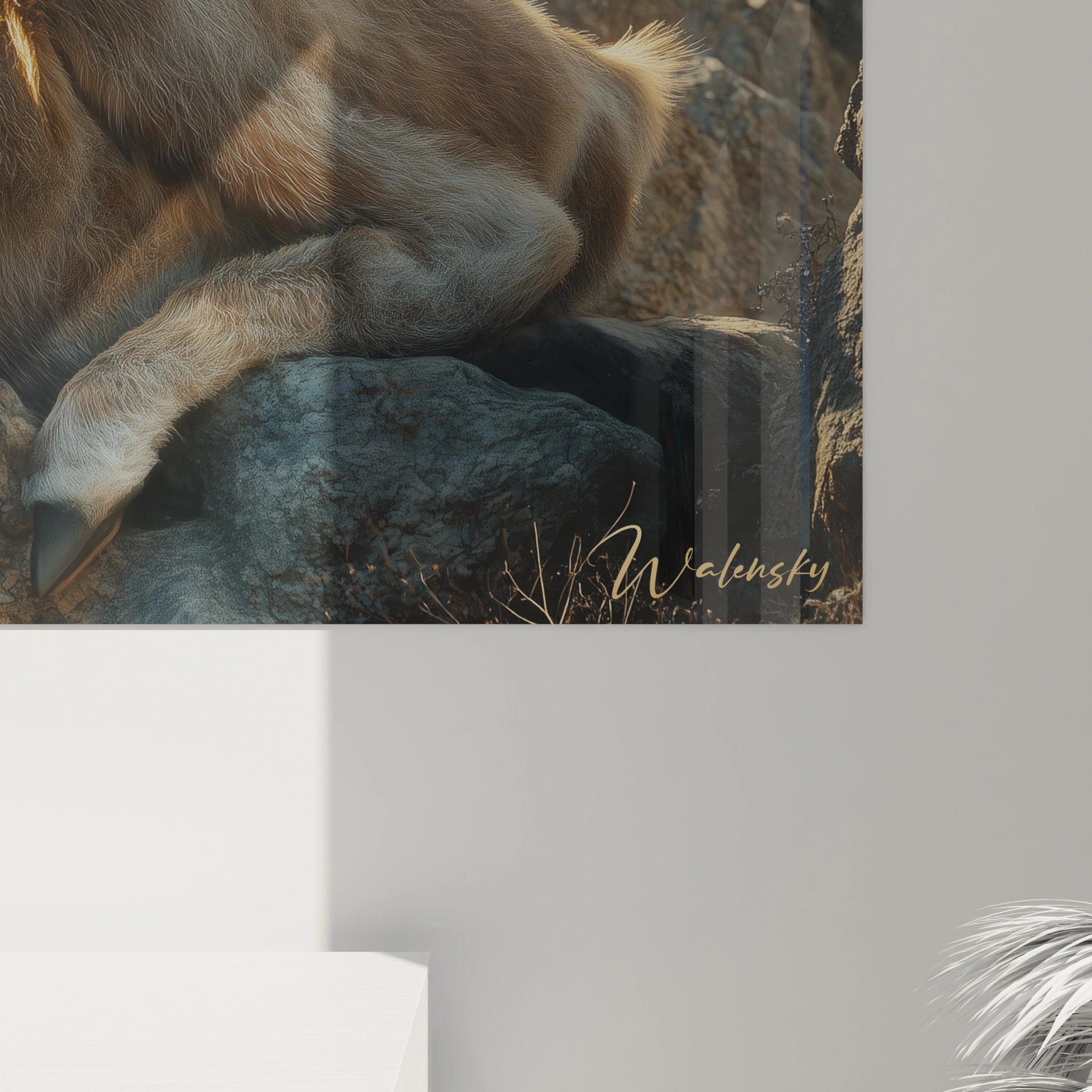 Tableau bouquetin capturant un animal sauvage dans son habitat rocheux. Son corps brun doré s'étend sur la pierre, ses cornes massives et annelées courbées vers l'arrière. Pelage finement détaillé et regard direct, le tout dans une ambiance lumineuse dorée.