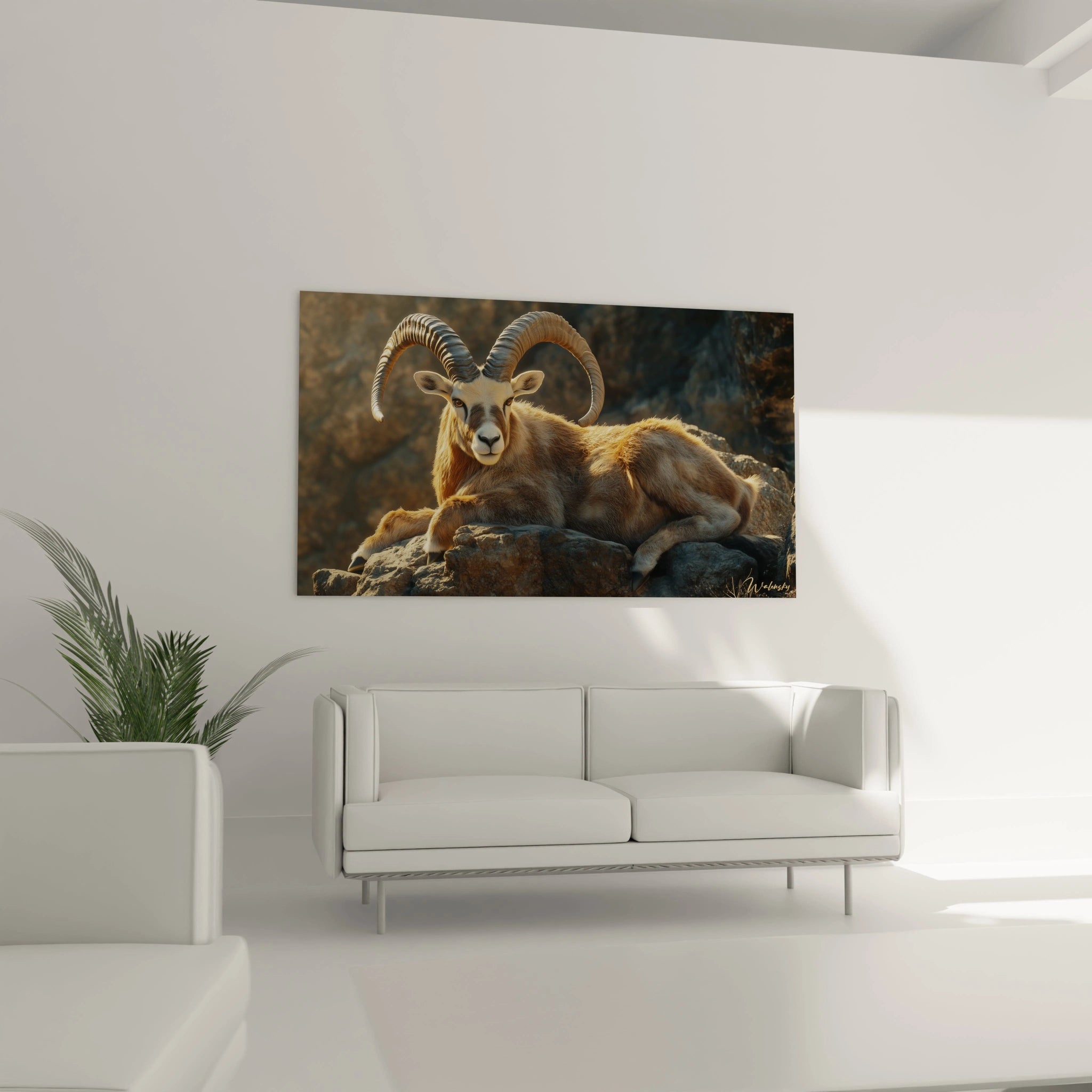 Un tableau bouquetin réaliste présentant un spécimen mâle adulte allongé sereinement. Les teintes brunes et beiges de son pelage sont illuminées par une lumière chaude, créant un contraste avec les textures rugueuses des cornes grisâtres et des rochers environnants.