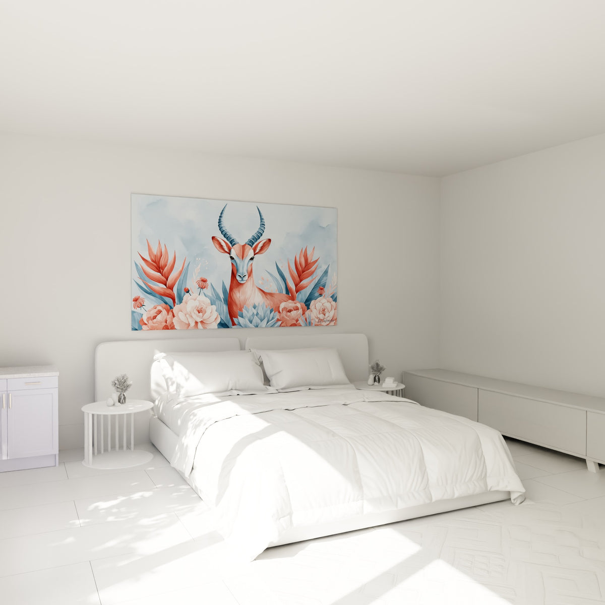 Antilope terracotta parmi les fleurs pastel, accrochée au-dessus d'un lit dans une chambre claire