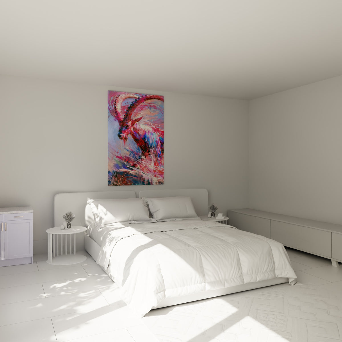 Cornes striées d'un bouquetin rose et turquoise, tableau au-dessus d'un lit dans une chambre claire