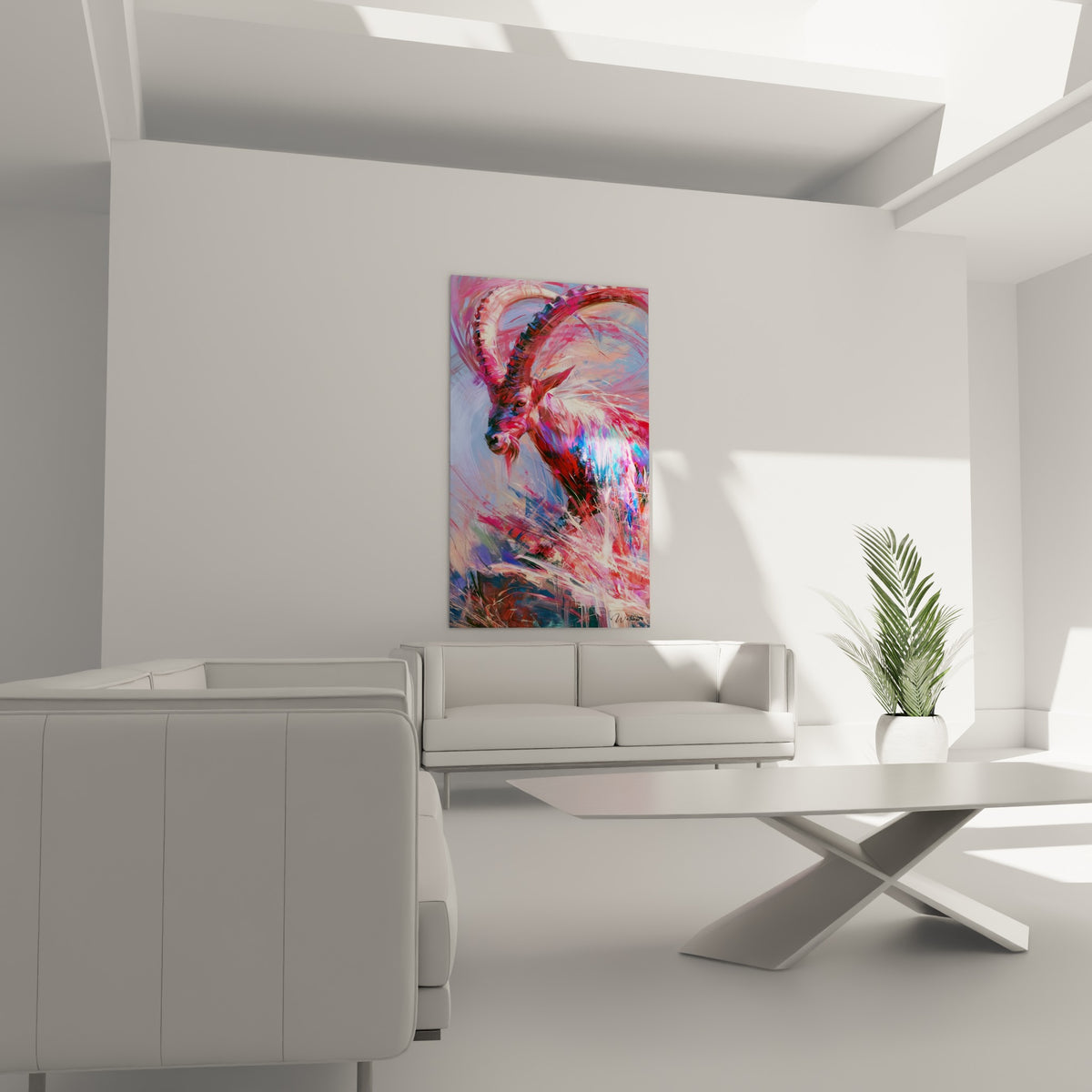 Bouquetin sauvage aux tons rouges et bleu marine, tableau au-dessus d'un canapé dans un salon lumineux