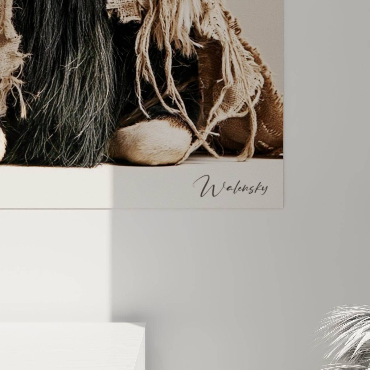 Texture du lin effiloché et striures des cornes anthracite visibles sur ce tableau bouquetin