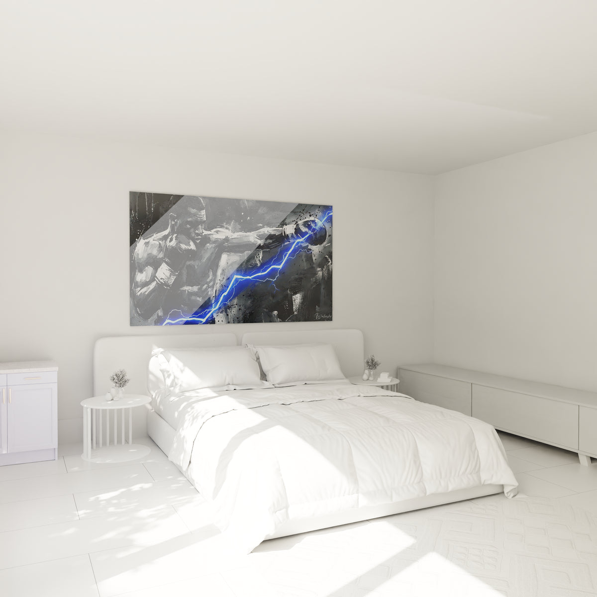 Poing lancé du boxeur, gris fumé et bleu vif, accroché au-dessus d'un lit dans une chambre claire