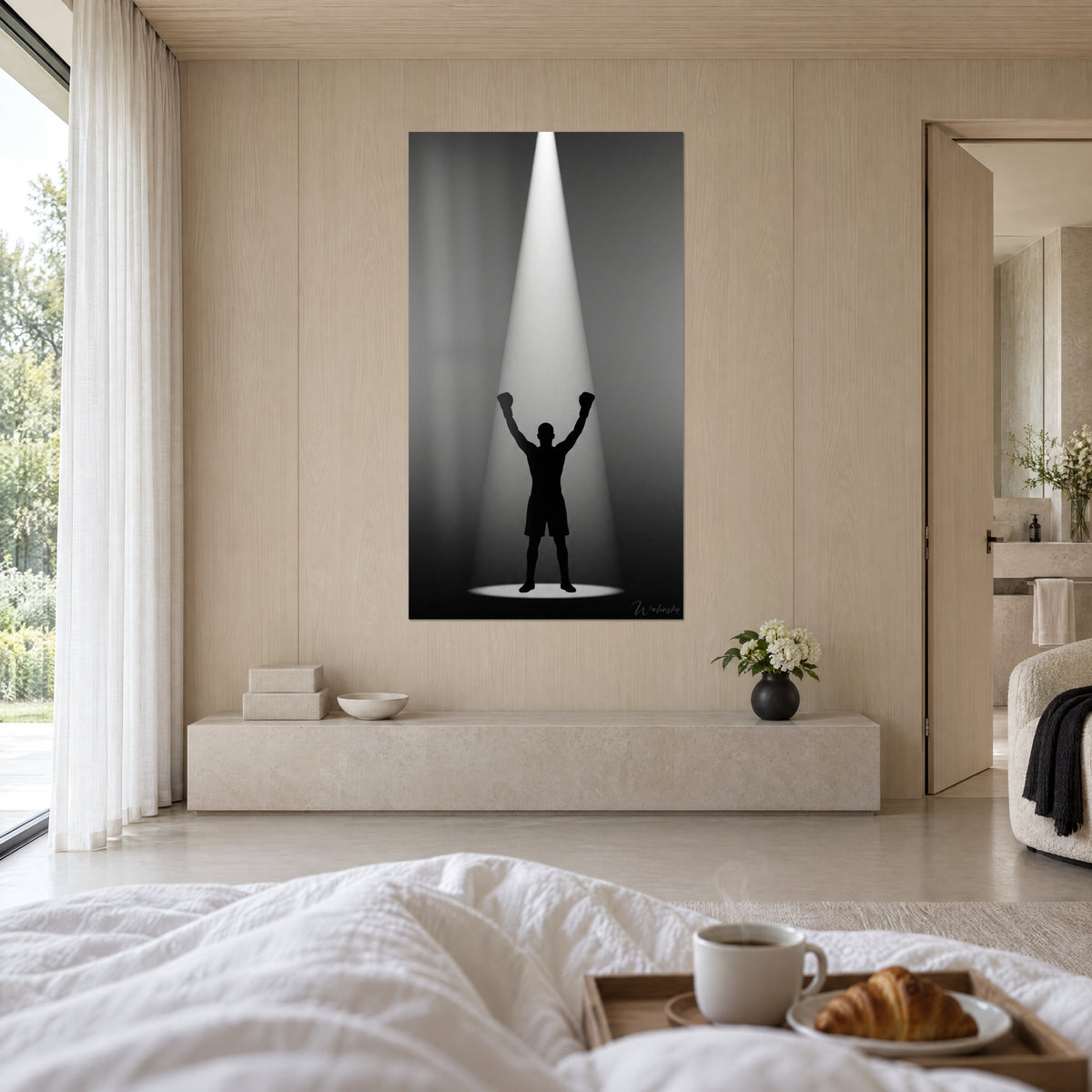 Quadro combattente trionfante in controluce nero, fascio bianco e sfondo grigio sfumato, di fronte a una donna di spalle, sopra un letto in una camera luminosa