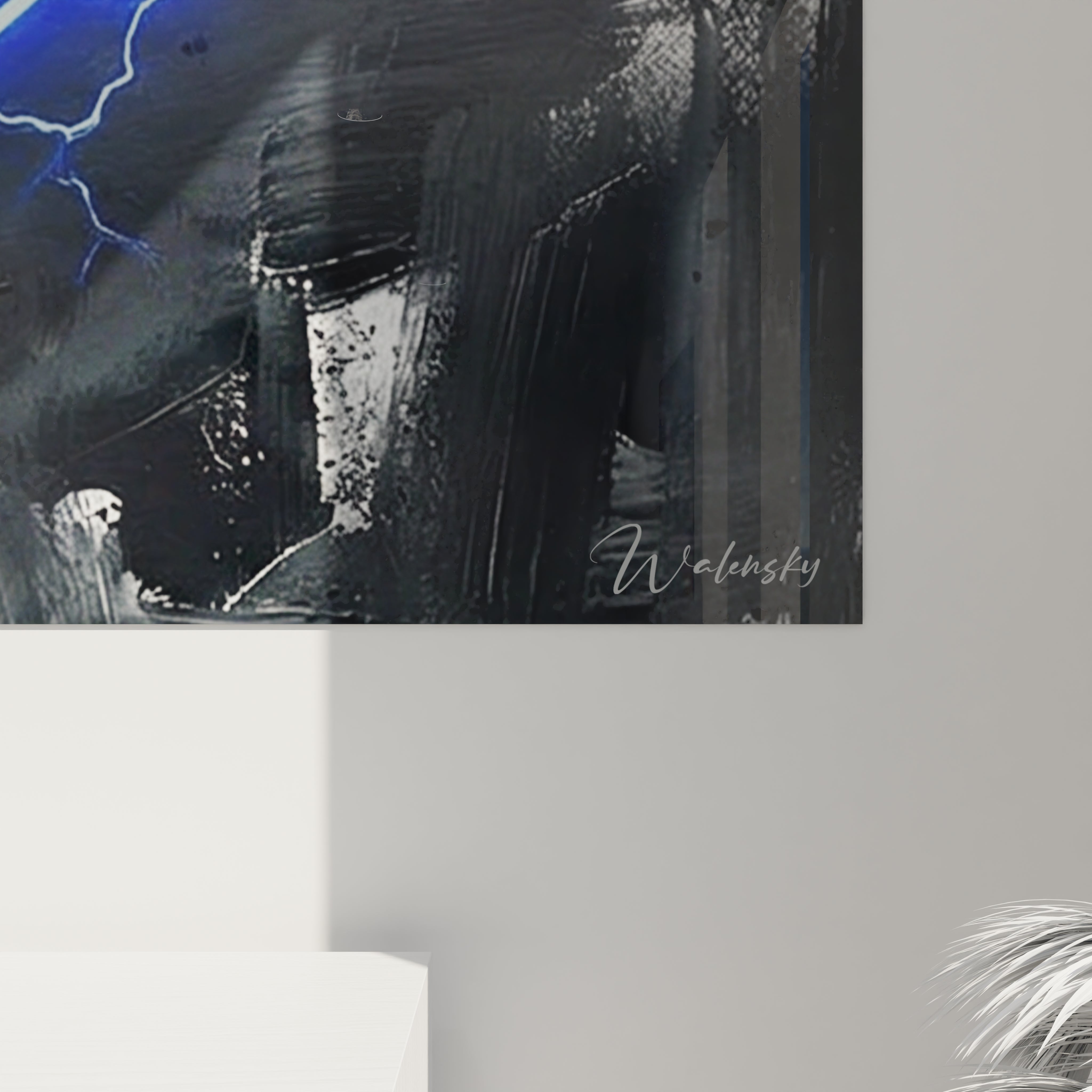 Empâtements du gant de boxe visibles, bleu électrique et gris charbon se mêlant en coulures sur la toile