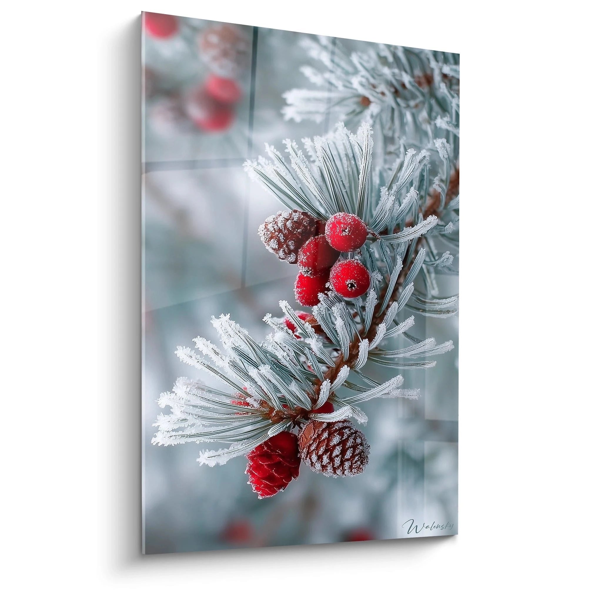 Tableau mural branche hivernale avec des baies rouges et des cônes sur une branche de pin gelée