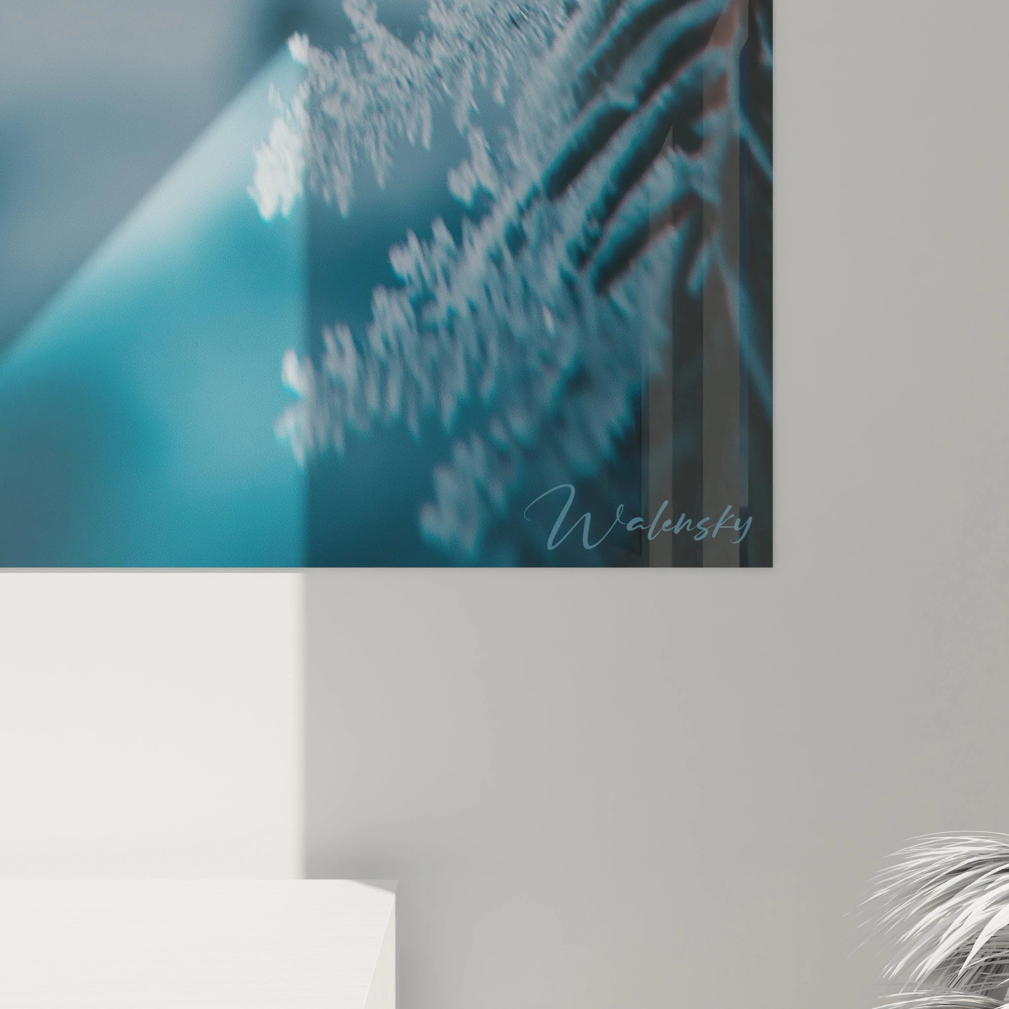 tableau mural branches givrées Walensky gros plan de branches givrées bleues sur fond flou pour decoration murale moderne