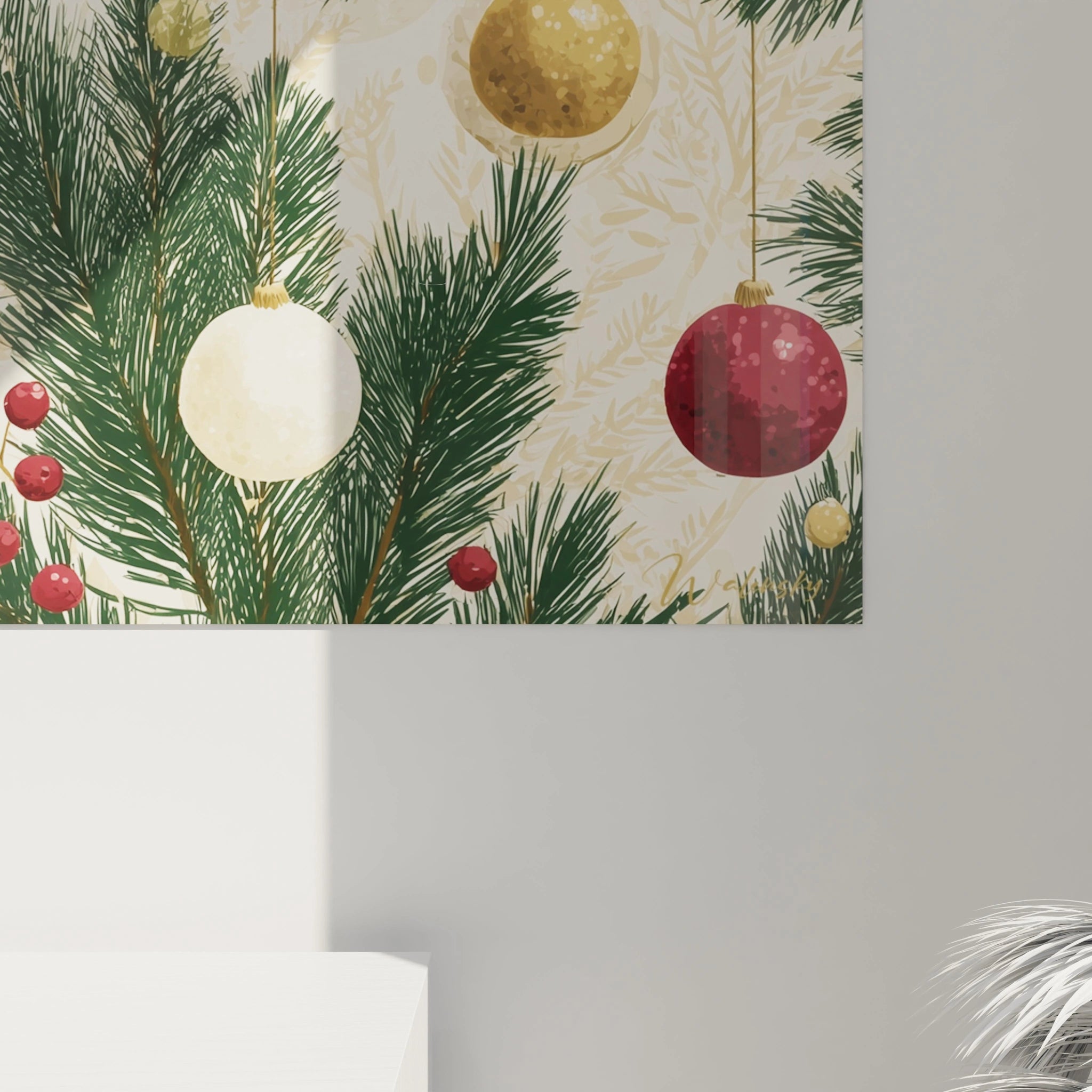 Tableau sapin de Noël avec des décorations dorées et rouges sur un fond de branches de sapin