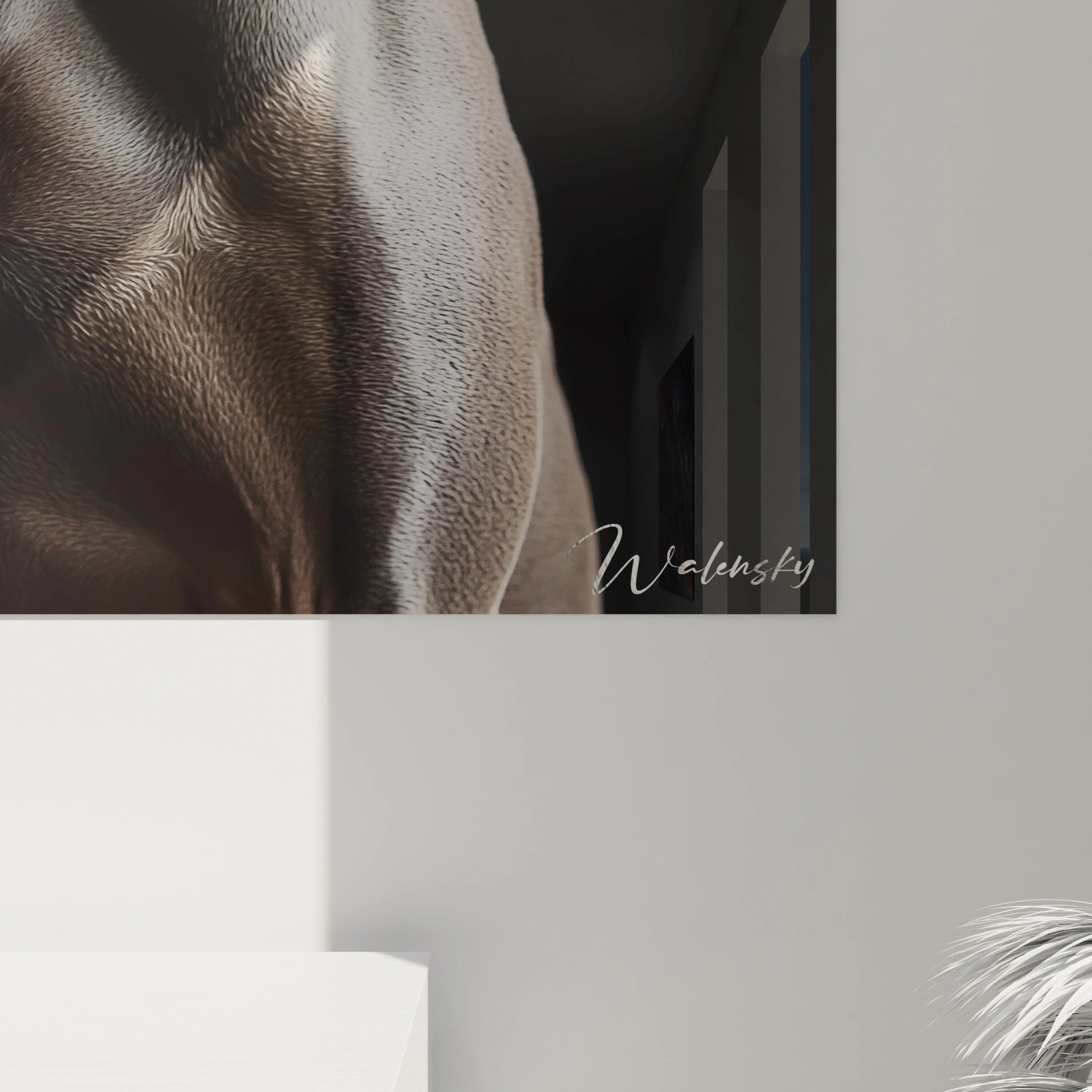 Un tableau Braque de Weimar figurant un portrait réaliste de chien aux tons gris argentés et beiges. La composition minimaliste met en valeur les contours musclés, le port de tête noble et les détails précis du pelage luisant sur fond noir intense.