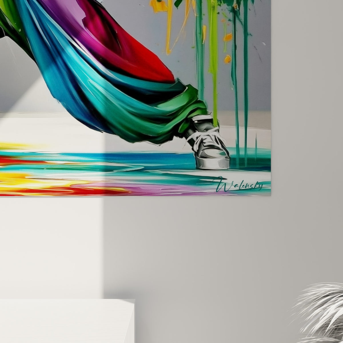 Coulures épaisses de peinture turquoise et jaune sur la toile breakdance, matière brillante et empâtements visibles