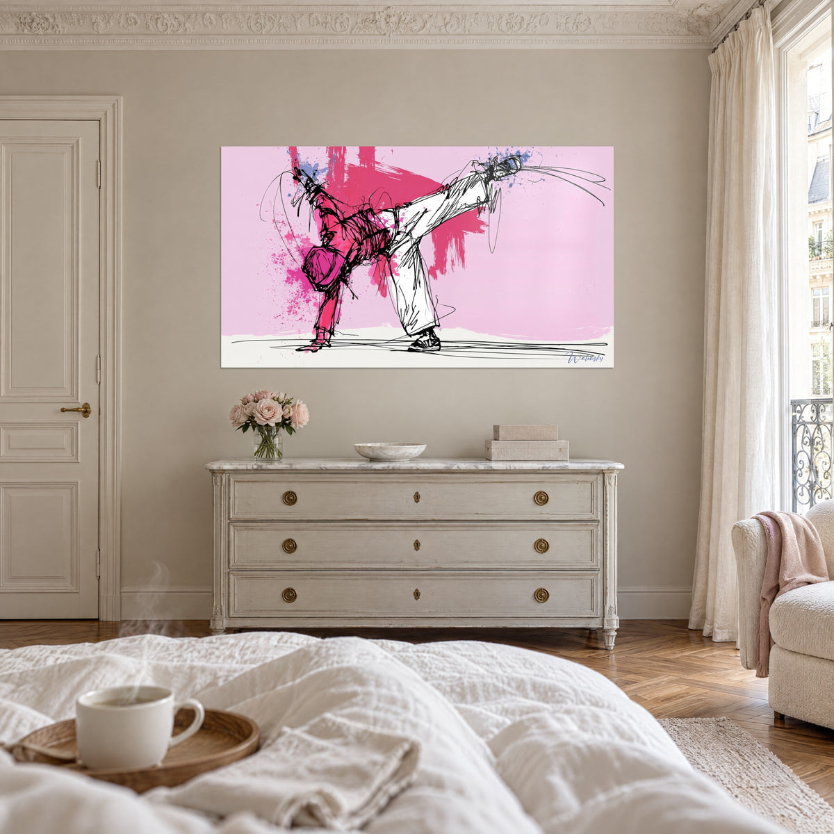 Tableau figure de breakdance en rotation, jambe blanche levée et aplats roses, accroché au-dessus d'un lit dans une chambre claire