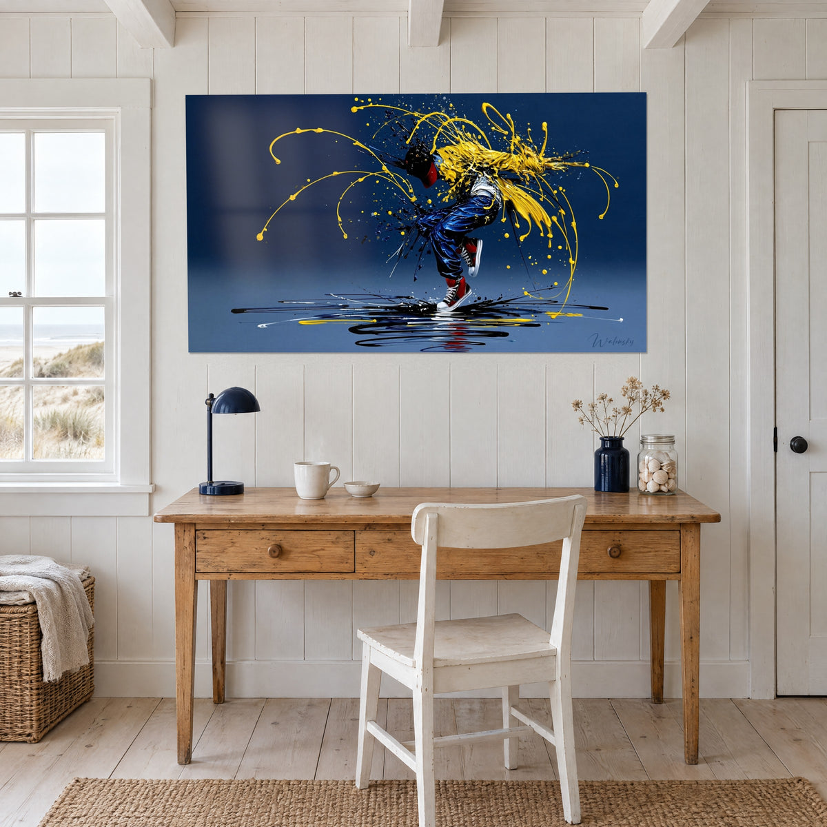Tableau figure de street dance en gouttes de peinture jaune, noire et bleue, reflet au sol, bureau en bois et chaise blanche