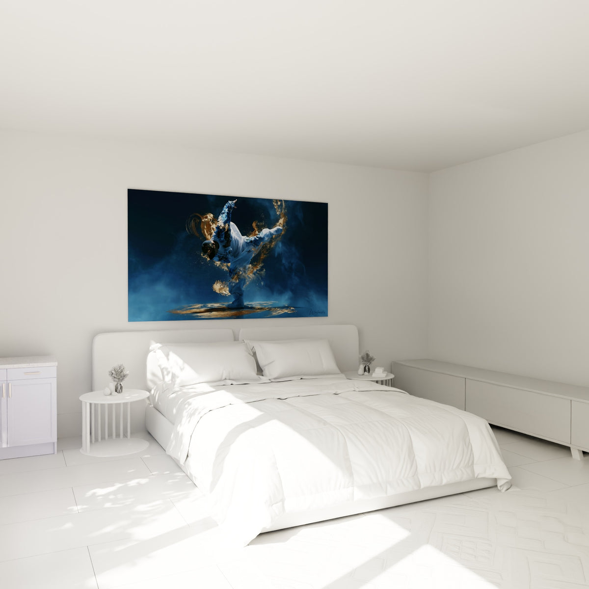 Silhouette acrobatique bleue et dorée au-dessus d'un lit dans une chambre claire