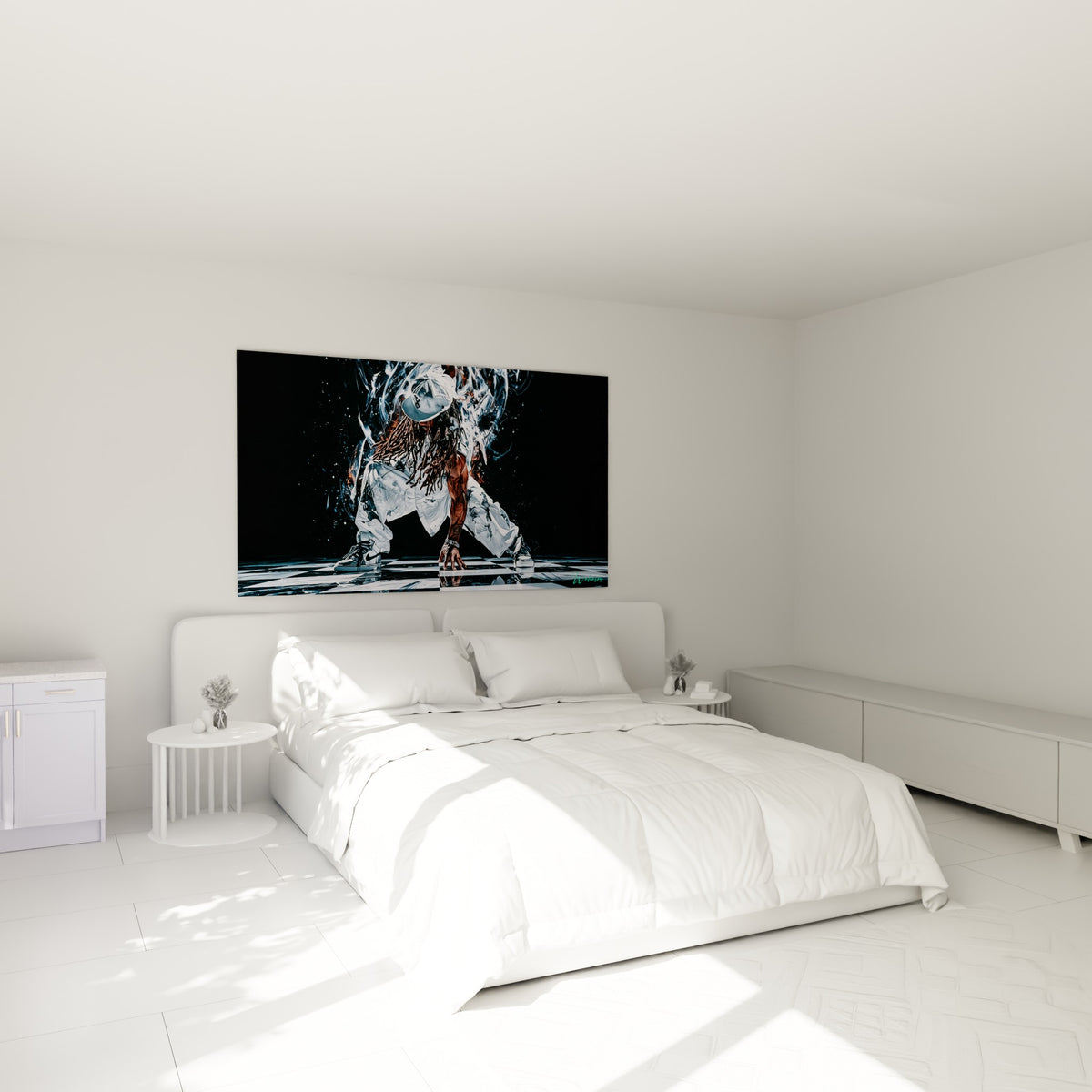 Figure de breakdance en équilibre, tenue blanche et reflets bleutés, au-dessus d'un lit dans une chambre claire