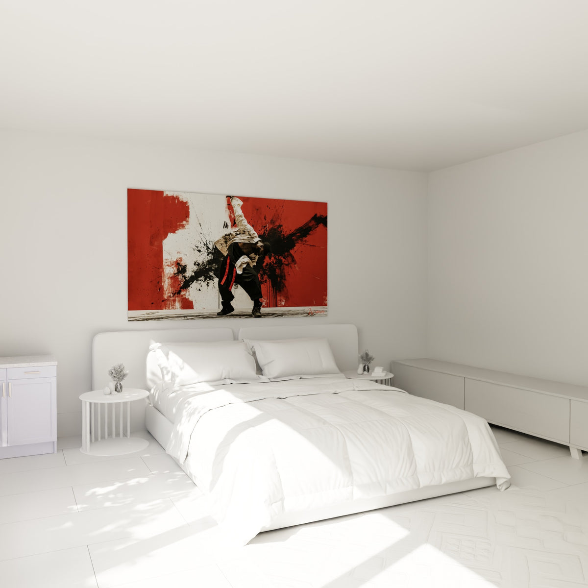 Figure acrobatique rouge et noir, jambe tendue vers le haut, au-dessus d'un lit dans une chambre claire
