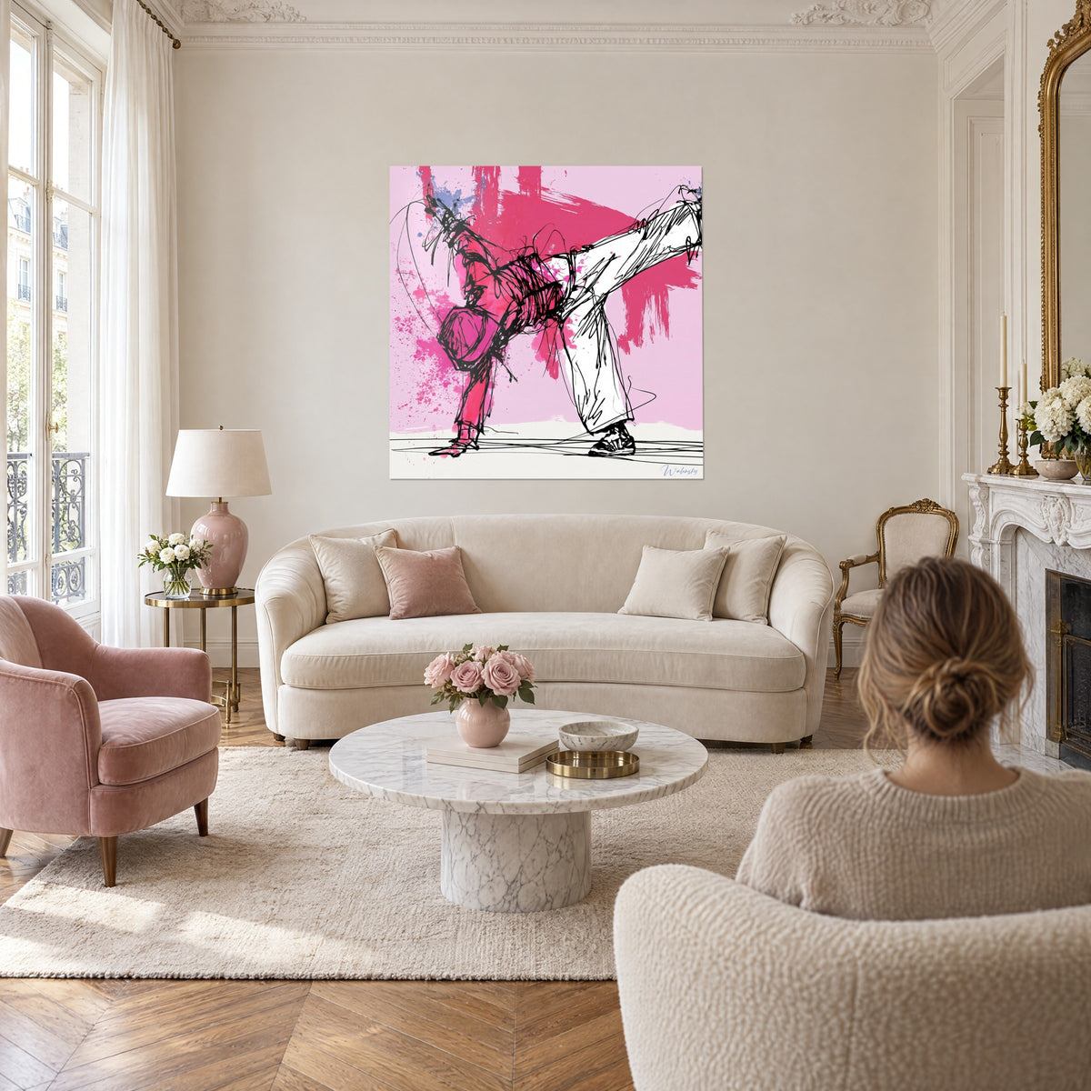 Tableau breakdancer en équilibre sur une main, pantalon blanc et haut rose vif, traits noirs, au-dessus d'un canapé dans un salon lumineux