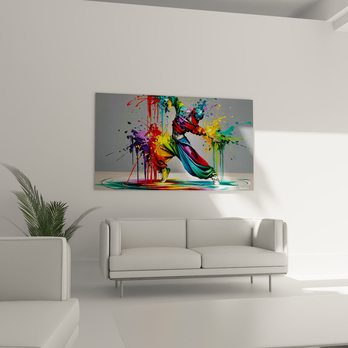 Figure de breakdance éclatée en peinture orange et bleu placée au-dessus d'un canapé dans un salon lumineux