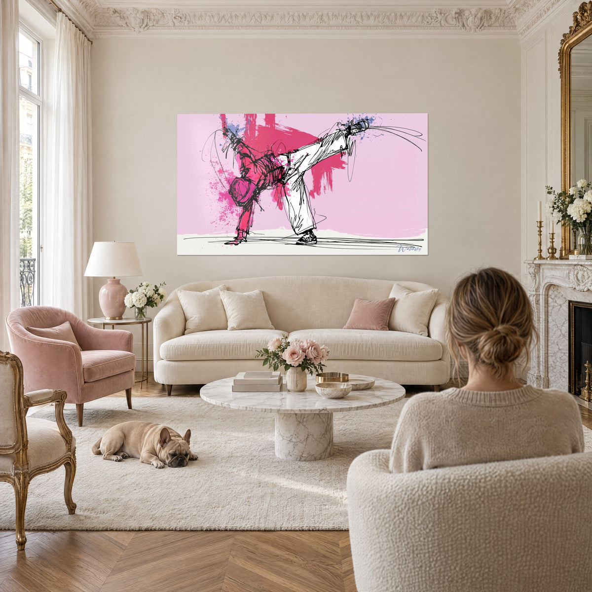 Tableau danseur de breakdance en équilibre sur une main, pantalon blanc et haut rose vif, une femme de dos et un bulldog au-dessus d'un canapé dans un salon lumineux
