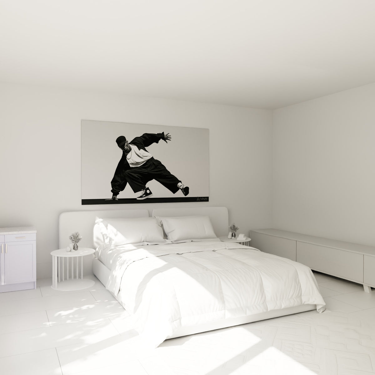 Figure Breakdance dynamique en noir et blanc, au-dessus d'un lit dans une chambre claire