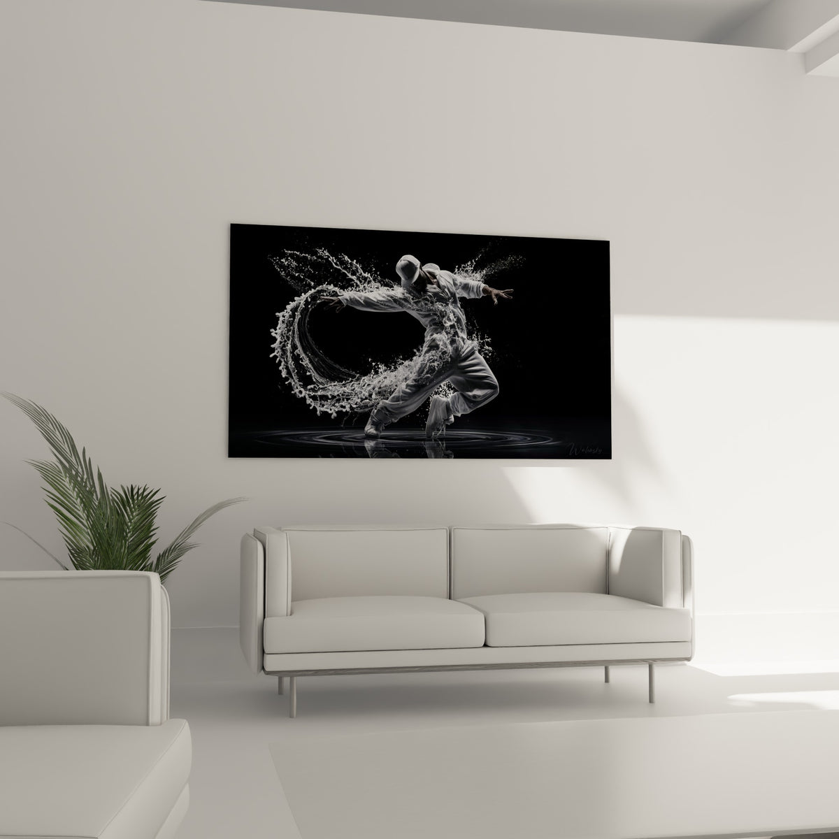 Geste acrobatique en noir et blanc entouré d'éclats d'eau, au-dessus d'un canapé dans un salon lumineux