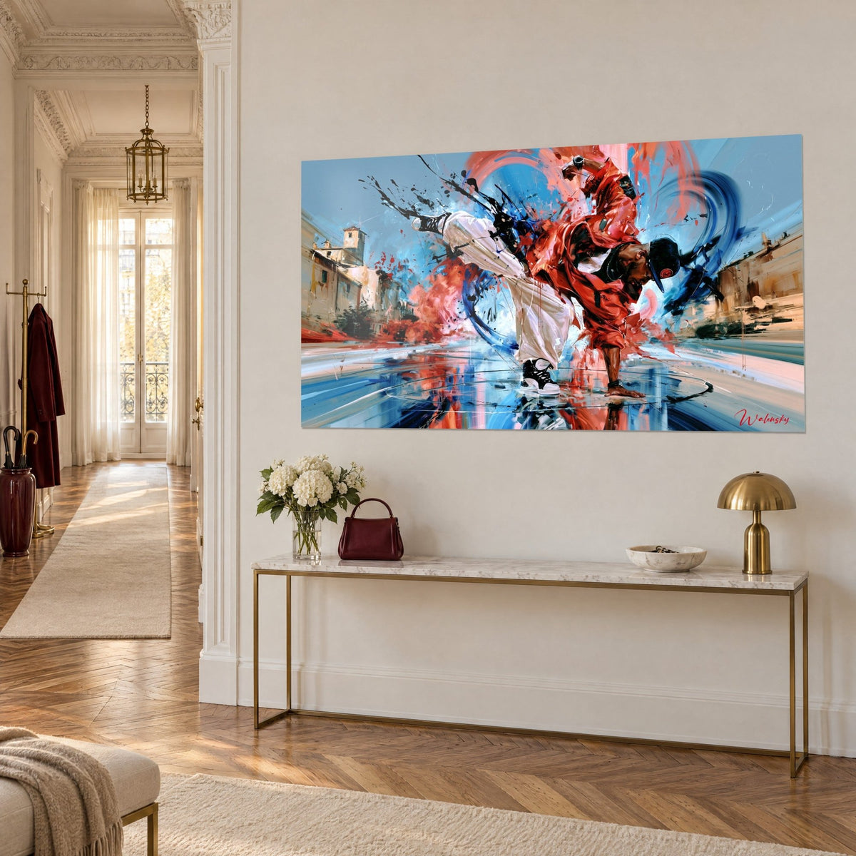 Tableau danseur de hip-hop en freeze, veste corail et noir, sol réfléchissant bleu, village ancien, mur blanc d'un couloir haussmannien