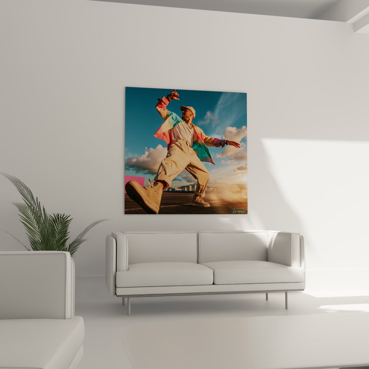 Silhouette suspendue en tenue beige et corail, bras levé vers le ciel, au-dessus d'un canapé dans un salon lumineux