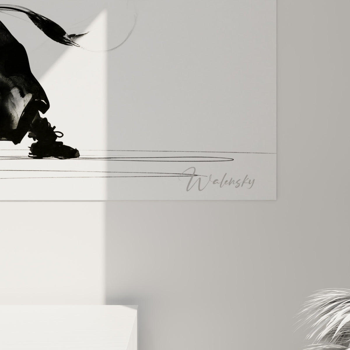 Coulures d'encre noire et grain du papier visibles sur ce tableau breakdance accroché