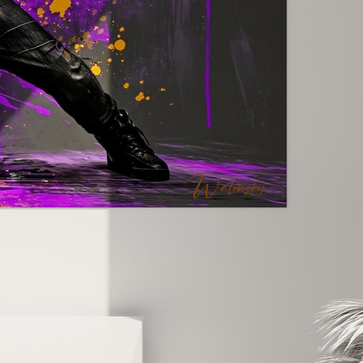 Empâtements orange et coulures violettes se mêlent en gros plan sur la toile breakdance accrochée
