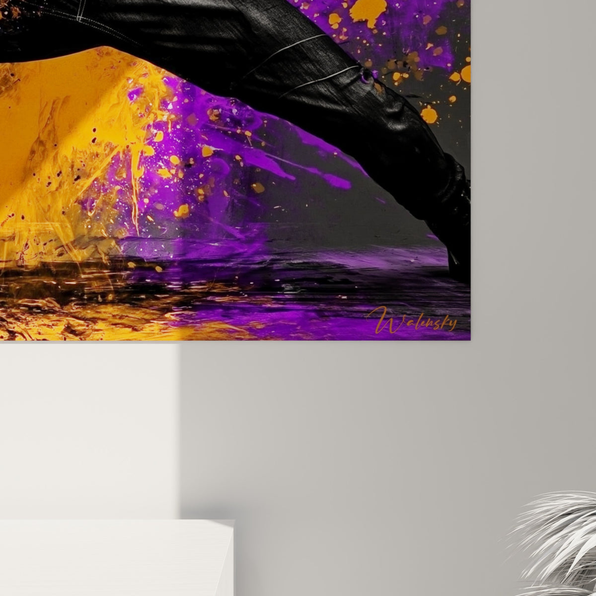 Éclaboussures de peinture orange et violette en gros grain sur la toile du tableau breakdance