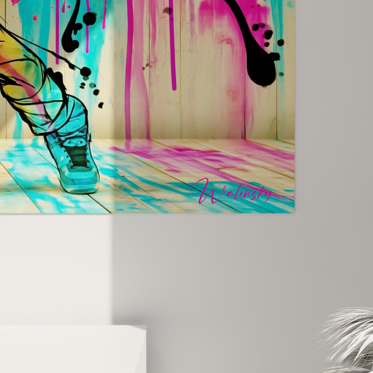 Détail de l'œuvre breakdance montrant les coulures de peinture orangée et les traits noirs sur bois texturé
