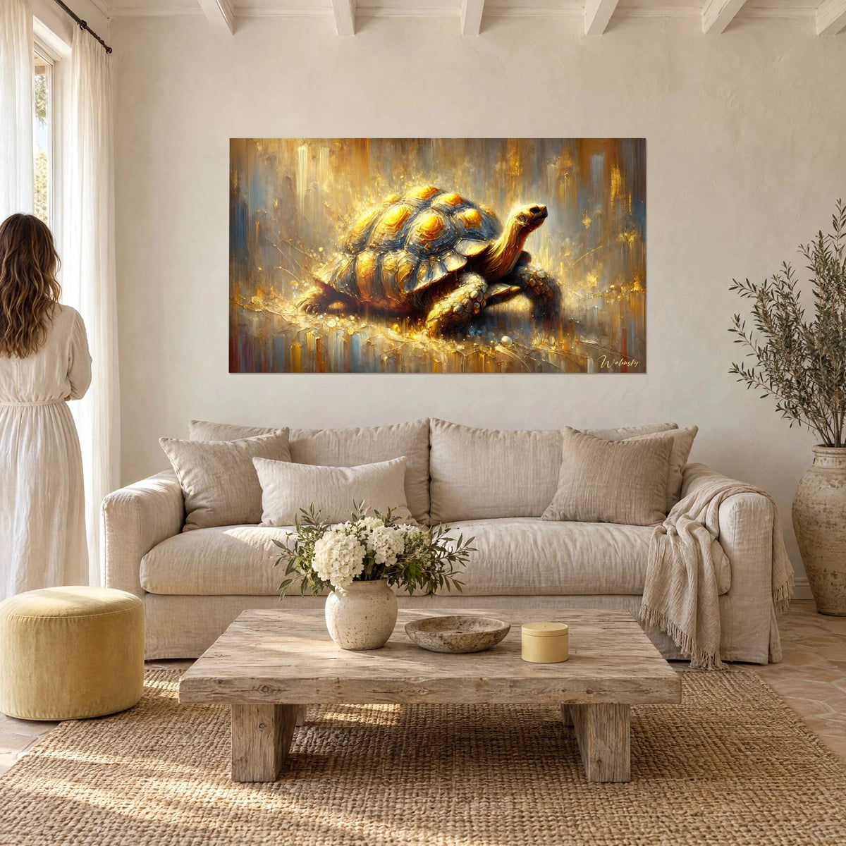 Tableau tortue terrestre dorée à la carapace d'ambre et de gris, coulures de peinture, au-dessus d'un canapé dans un salon lumineux