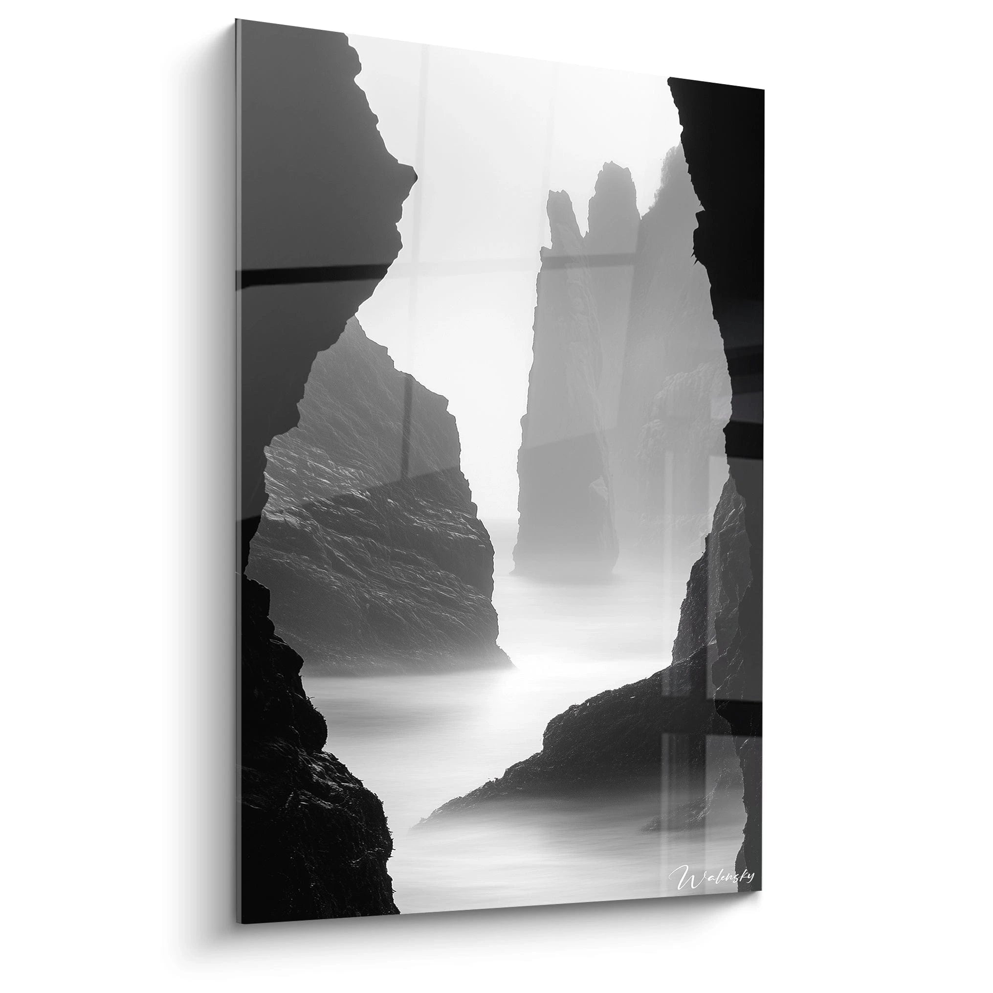 Un tableau paysage en noir, blanc et gris, illustrant des falaises rocheuses bordant une Ă©tendue dâeau brumeuse. Les textures varient entre surfaces rugueuses et effets de flou diffus.