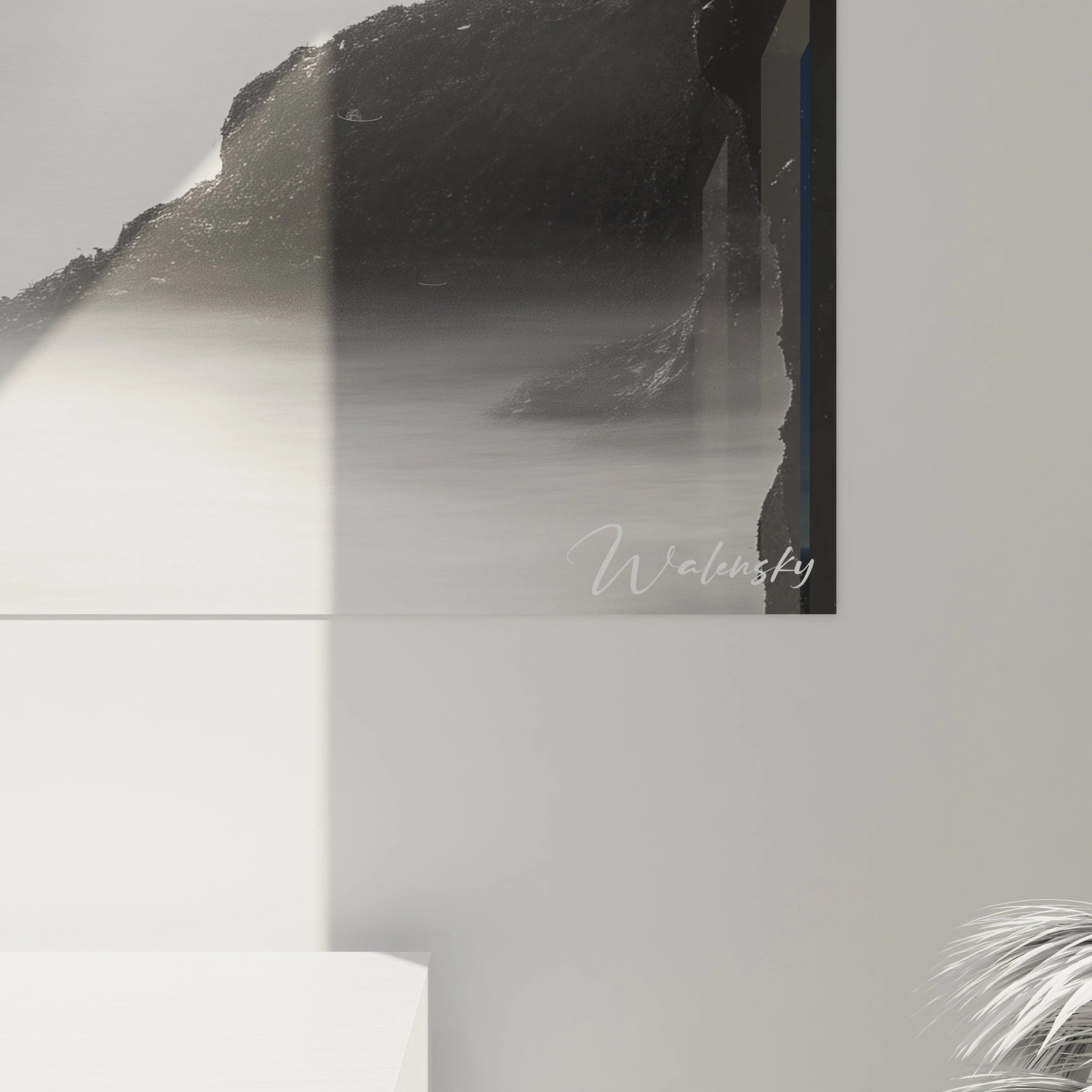 Un tableau paysage en nuances de gris, avec des masses rocheuses texturĂ©es et une mer brumeuse. Le contraste entre les surfaces nettes et lâarriĂšre-plan diffus accentue la perspective naturelle.