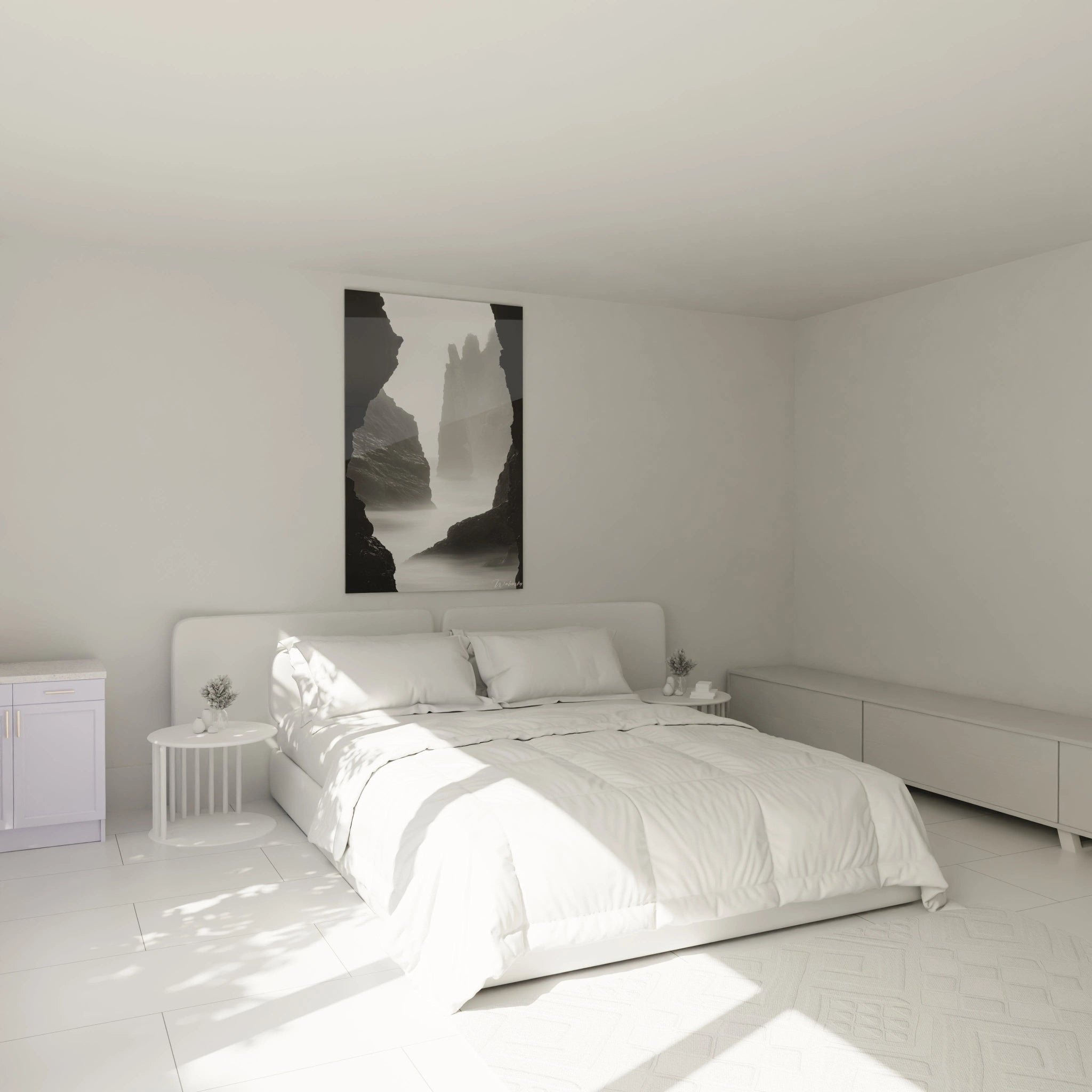 Un tableau paysage en noir et blanc montrant des formations rocheuses abruptes encadrant une mer voilée de brume. Les contrastes marqués entre ombre et lumiÚre accentuent la profondeur.