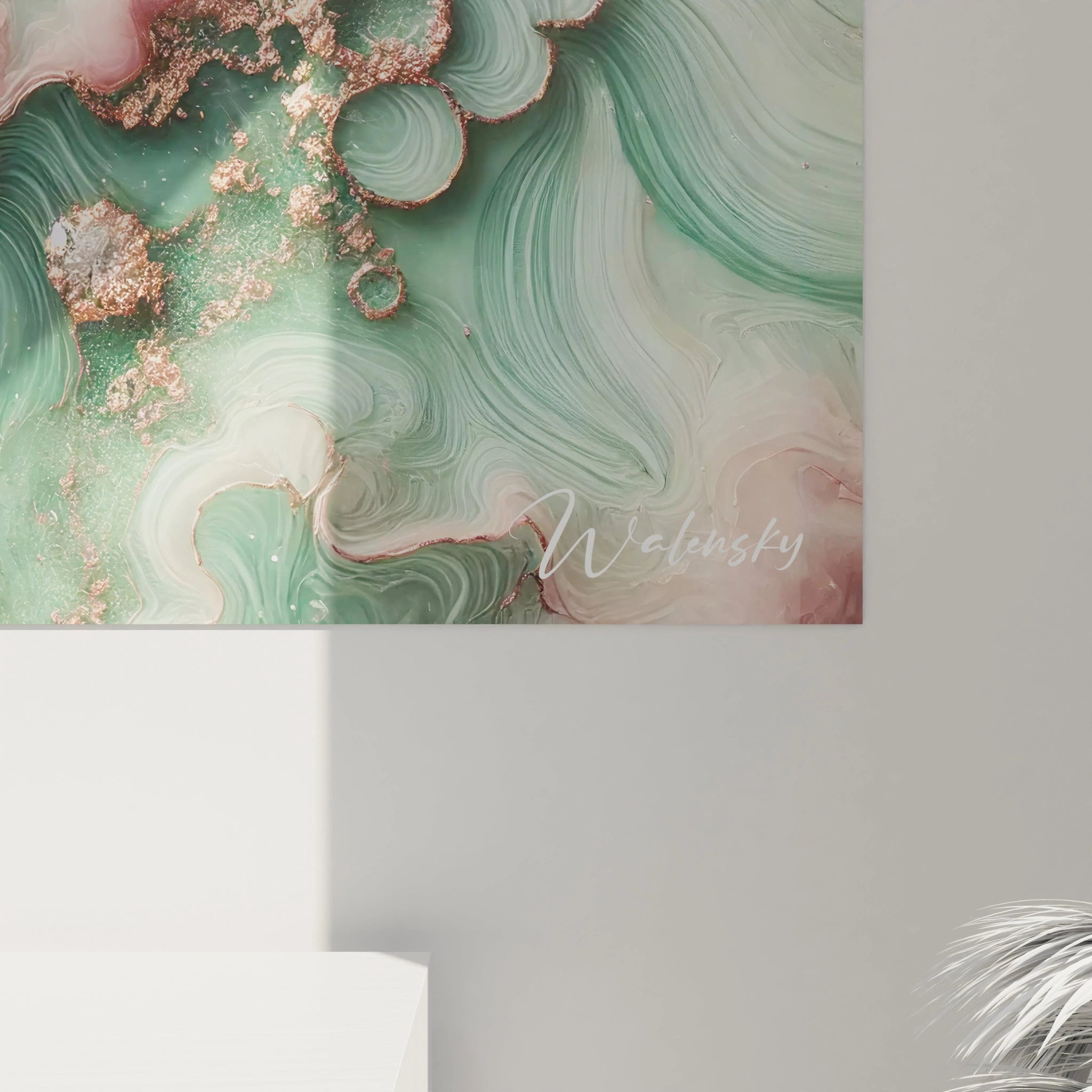 Zoom sur les textures de ce tableau style epoxy : des courbes fluides en vert, or rose et blanc, avec des reflets dorés qui captent la lumière, créant une illusion de profondeur et de légèreté.