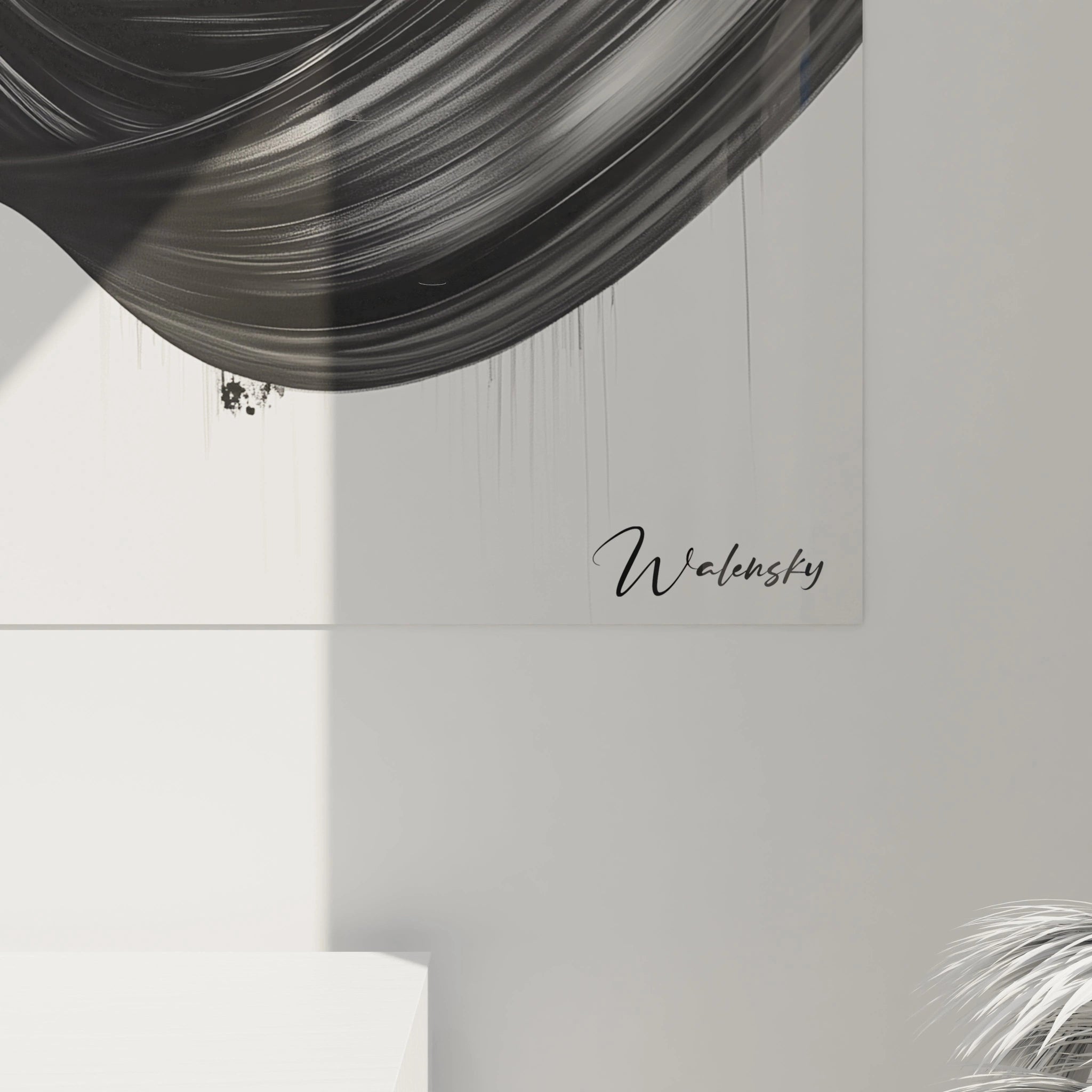 Un tableau rayures noir et blanc expressif présentant un entrelacement de formes fluides évoquant une vague stylisée. Composition horizontale avec des bandes sinueuses qui se superposent et créent un effet de profondeur. Contraste dramatique entre les formes noires intenses et l'espace blanc épuré.