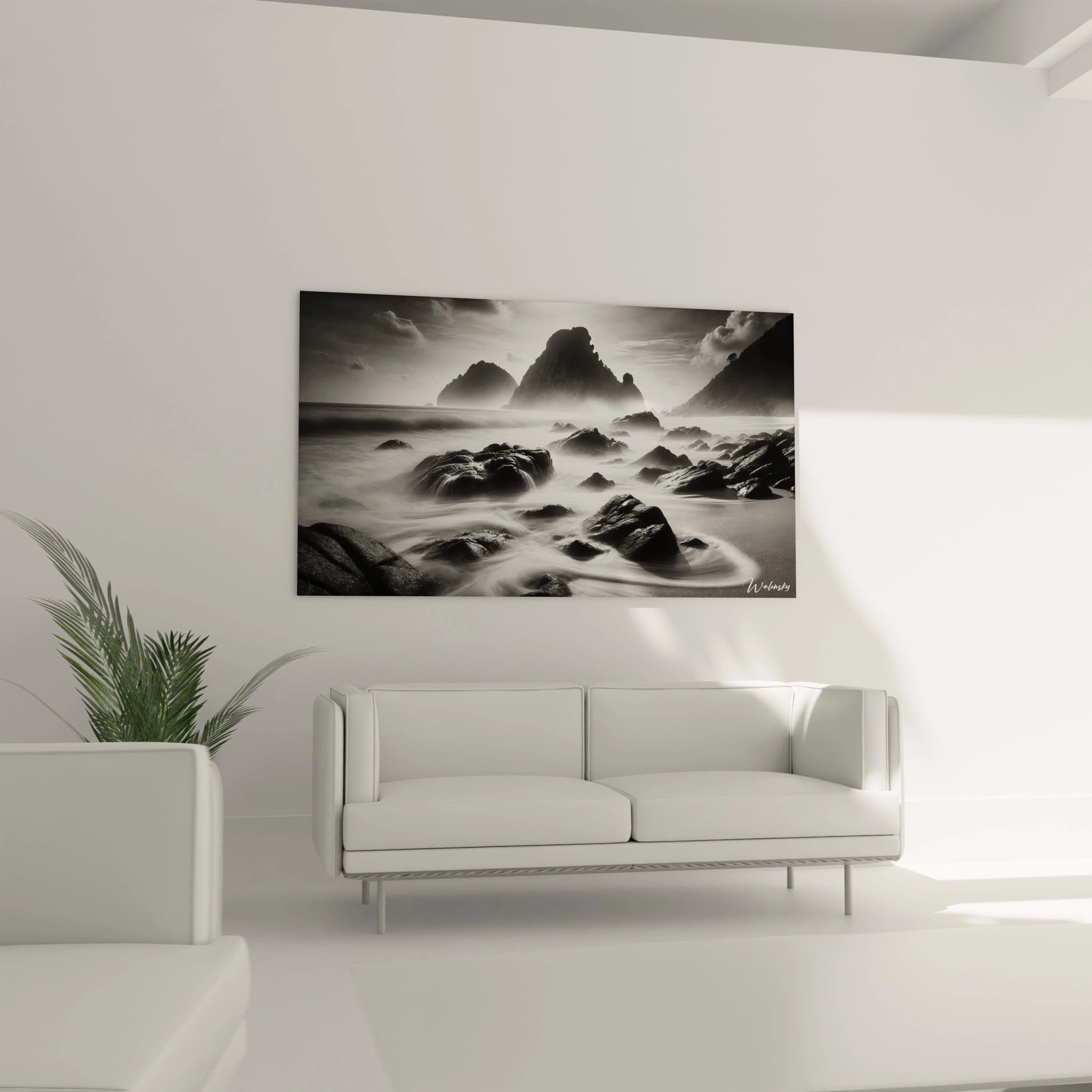 Tableau dans un salon : accroché au-dessus d'un canapé, ce tableau noir et blanc attire l'attention. Les textures marines et la palette monochrome apportent une touche d'élégance et de modernité.