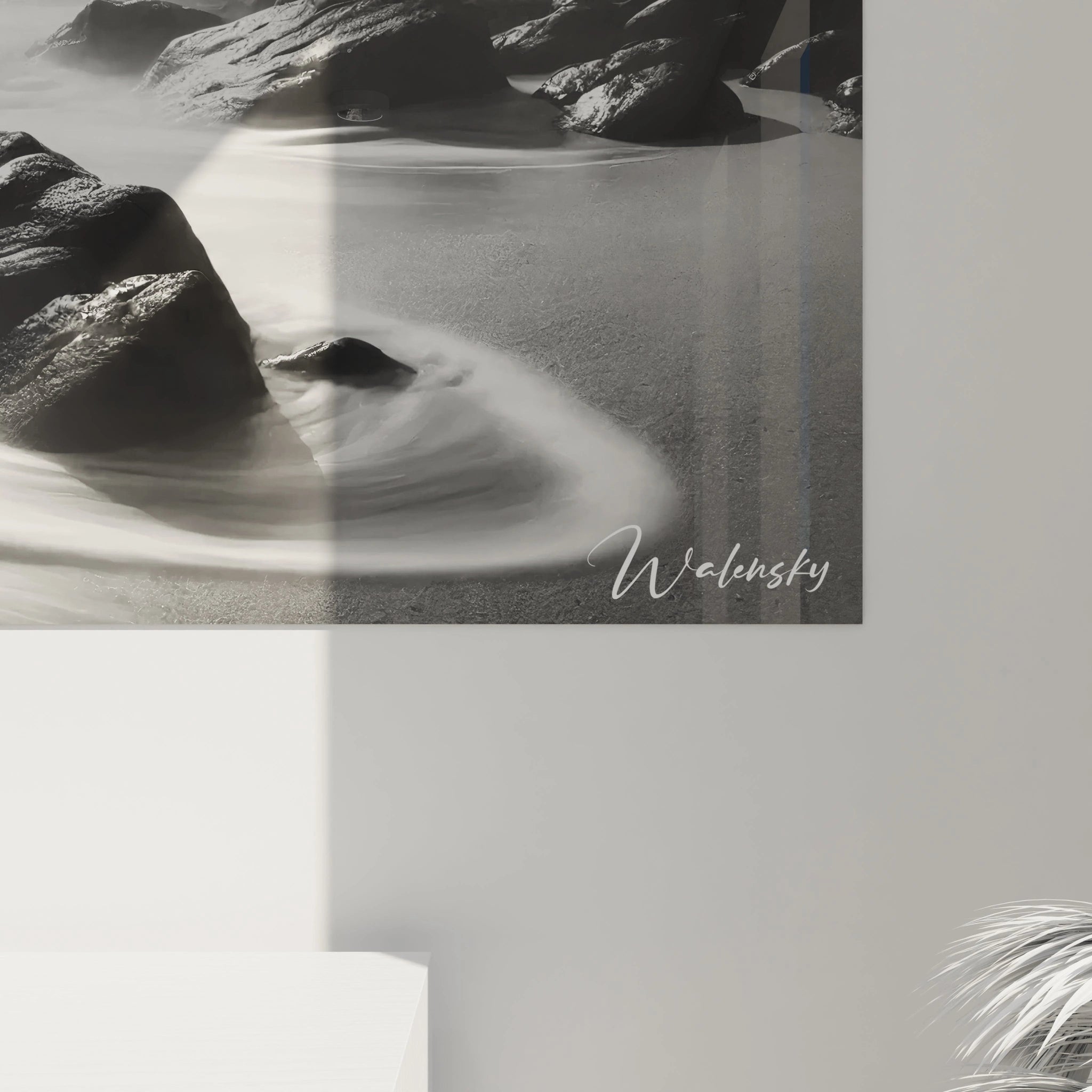 Vue de près : détails saisissants des rochers érodés et des vagues tumultueuses. La lumière et les ombres dansent pour révéler une scène marine monochrome à la fois brute et poétique.