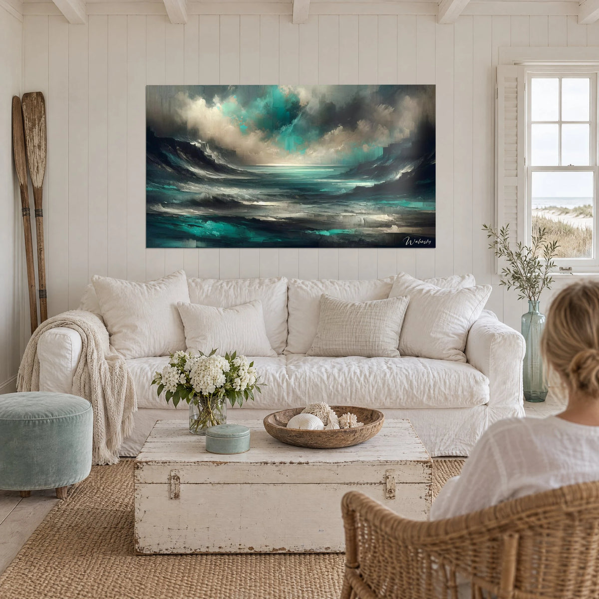 Tableau mer déchaînée aux nuages turquoise et sable, coulées noires, au-dessus d'un canapé dans un salon lumineux