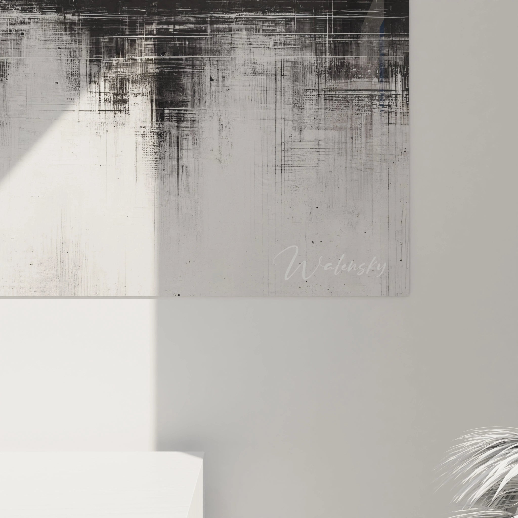 "Zoom sur le tableau 'Brumes Urbaines'. Les coups de pinceau effacés et les lignes géométriques révèlent la profondeur et le mystère d’un paysage urbain en brume monochrome."