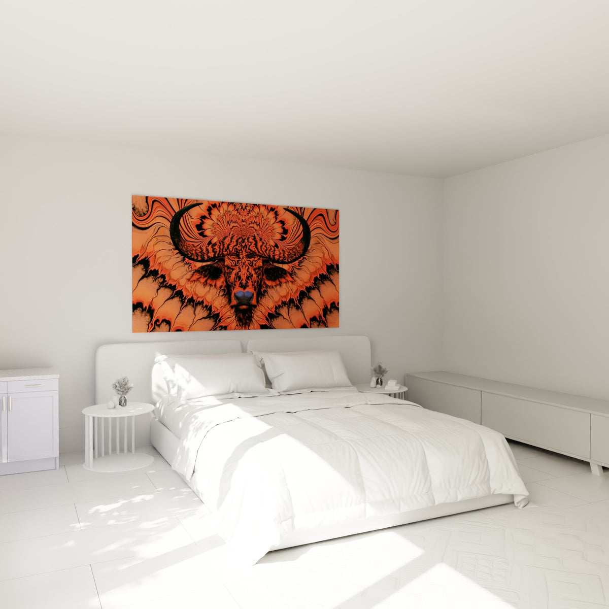 Cornes noires imposantes du buffle orange au-dessus d'un lit dans une chambre claire