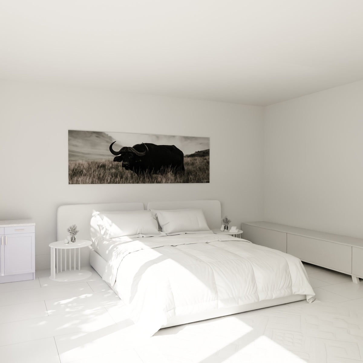 Silhouette de buffle anthracite et herbes dorées accrochée au-dessus d'un lit dans une chambre claire