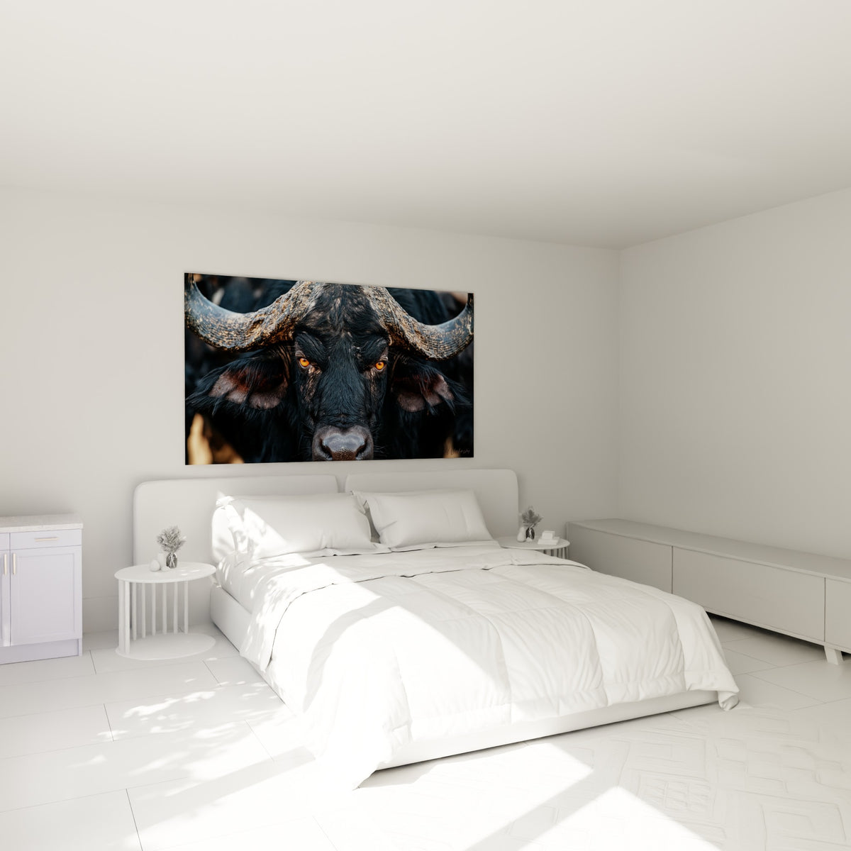 Regard ambré du buffle noir aux cornes dorées, accroché au-dessus d'un lit dans une chambre claire