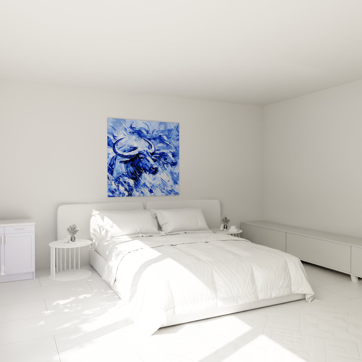 Cornes recourbées bleu marine et blanches surplombent un lit dans une chambre claire et épurée