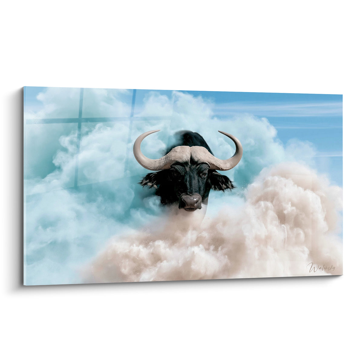 Buffle noir aux cornes ivoire émergeant de nuages bleu pastel et beige sableux