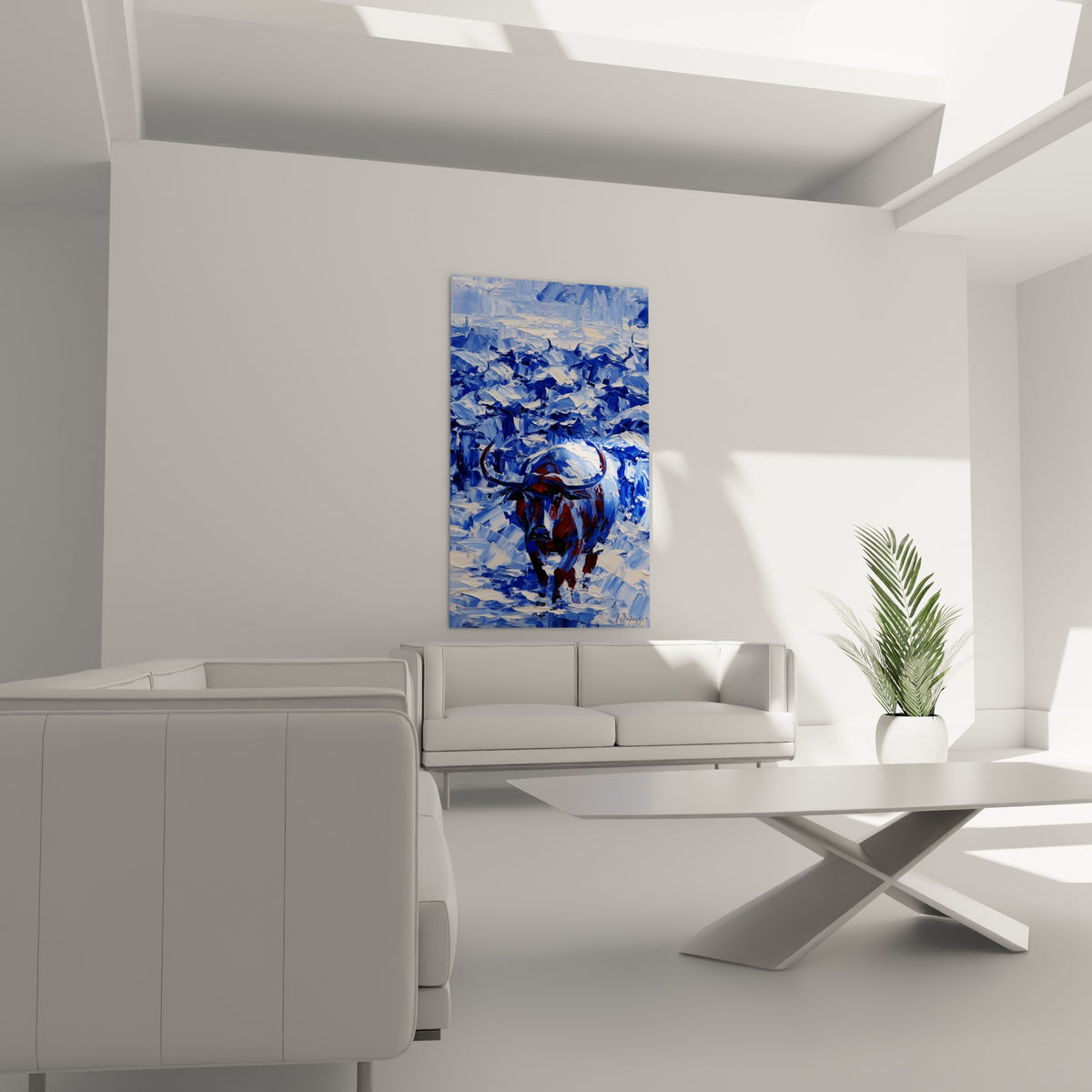 Regard fixe du buffle terracotta cerné de bleu marine, suspendu au-dessus d'un canapé dans un salon lumineux