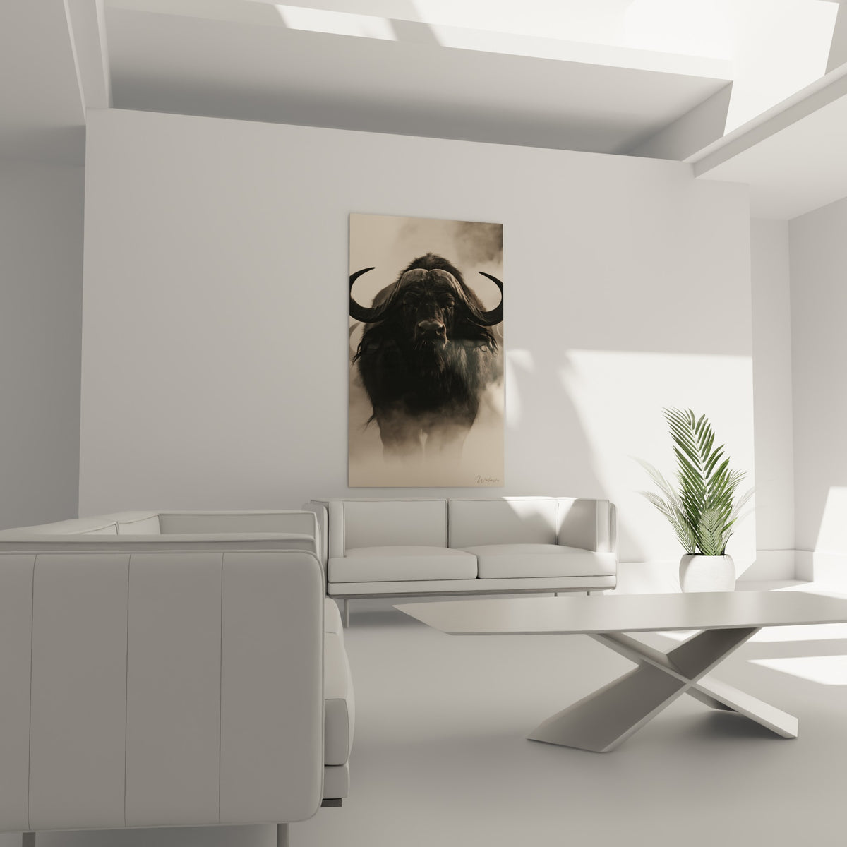 Cornes sombres du buffle se détachant du voile beige au-dessus d'un canapé dans un salon lumineux