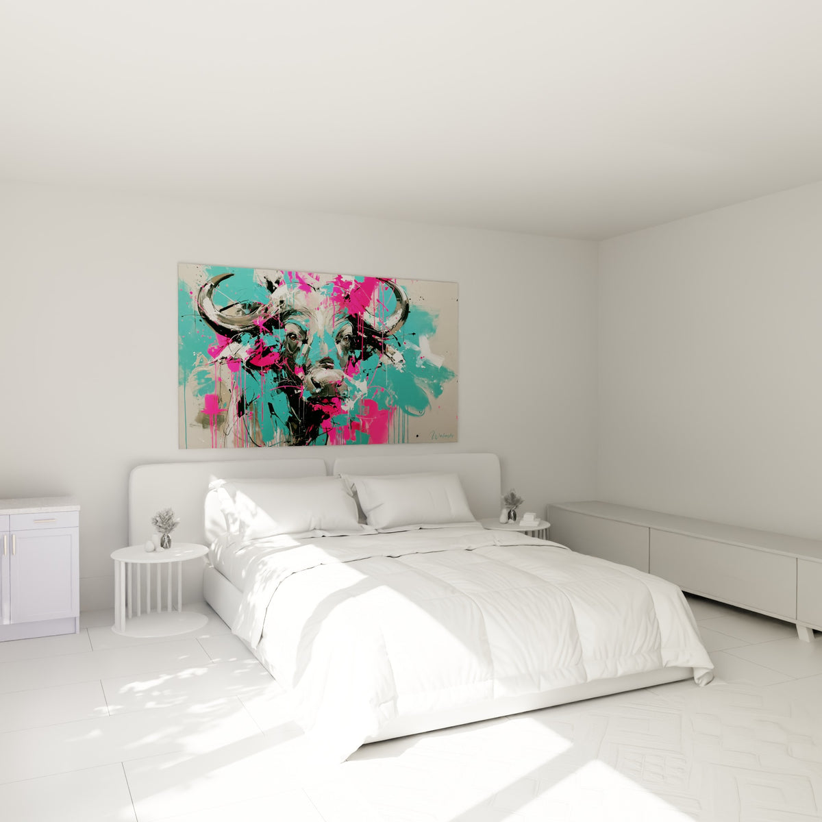 Cornes déployées du buffle gris strié de rose vif et turquoise, accrochées au-dessus d'un lit dans une chambre claire