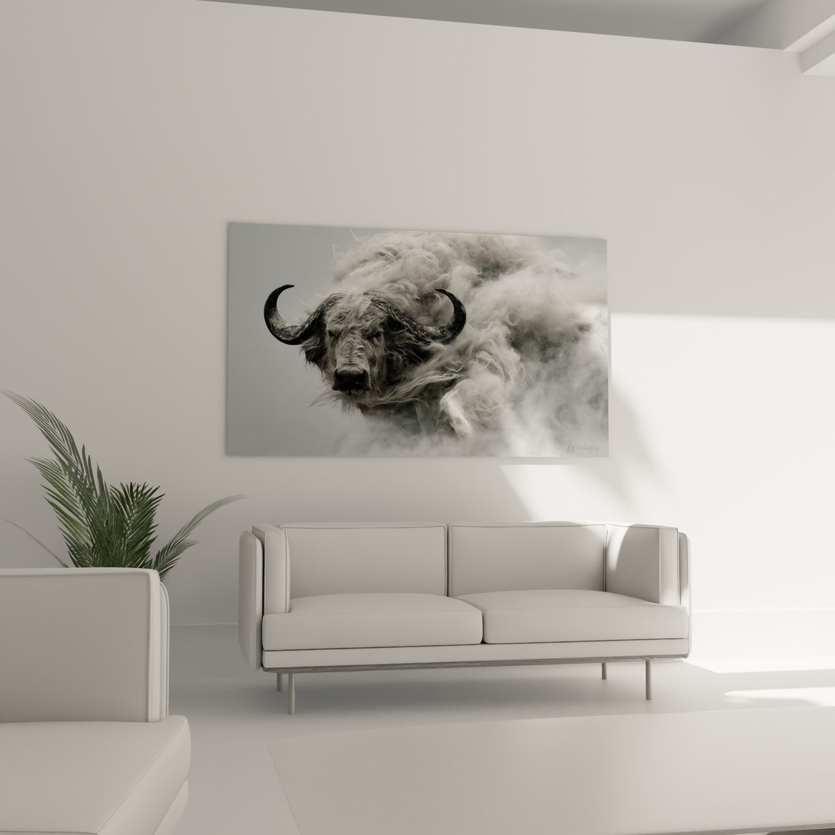 Regard sombre du buffle gris se détachant sur fond de fumée blanche accroché au-dessus d'un canapé dans un salon lumineux