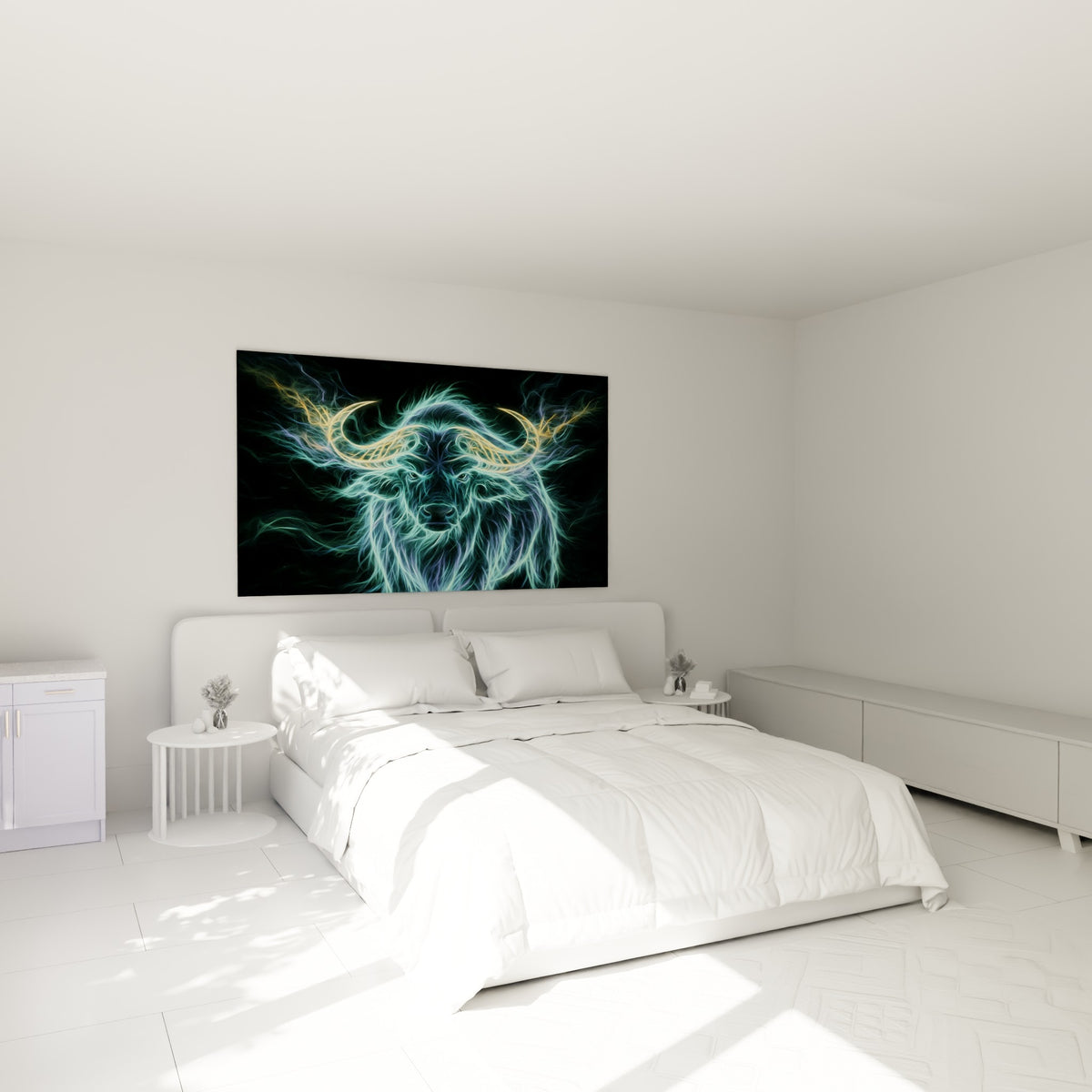 Cornes dorées spiralées et fibres turquoise du buffle accrochées au-dessus d'un lit dans une chambre claire